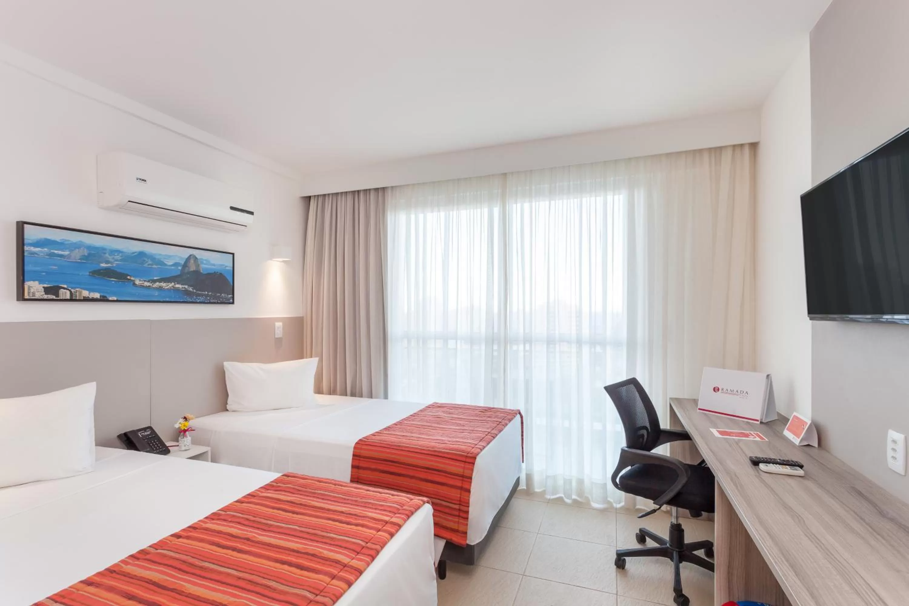 Bedroom, Bed in Ramada by Wyndham Macae Hotel & Suites