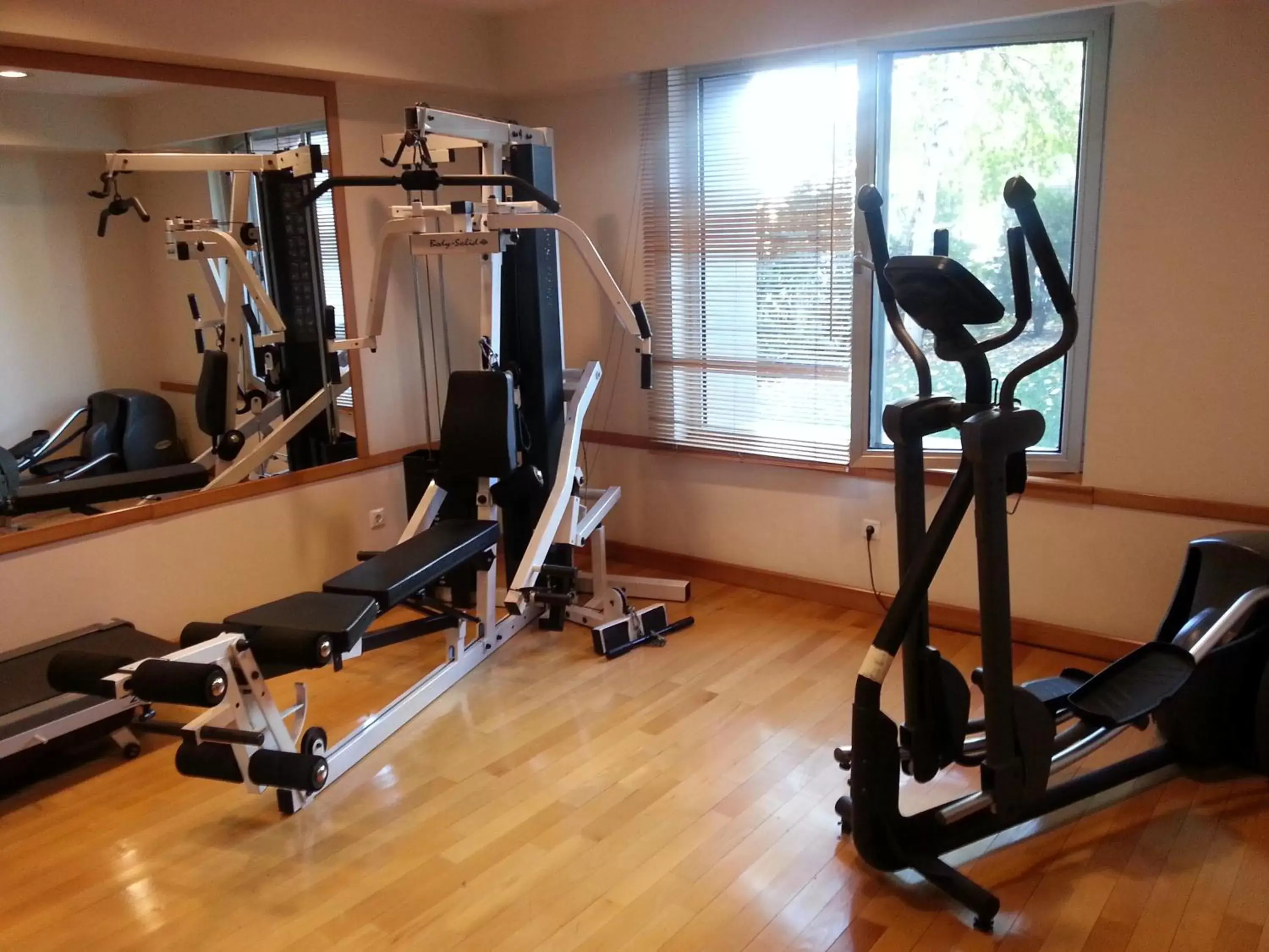 Fitness centre/facilities in Hotel Midi Fitness centre/facilities in Hotel Midi
