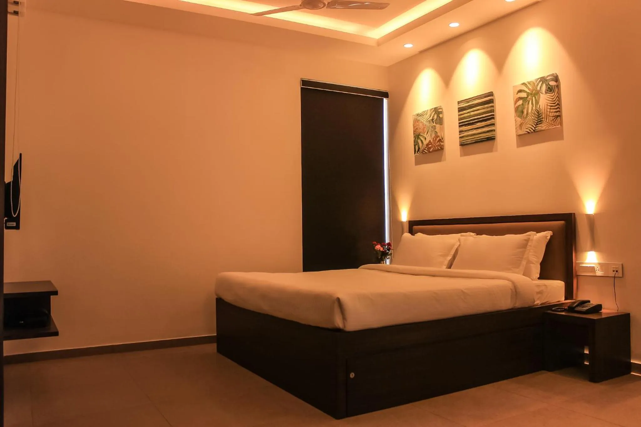 Photo of the whole room, Bed in Silver Mist