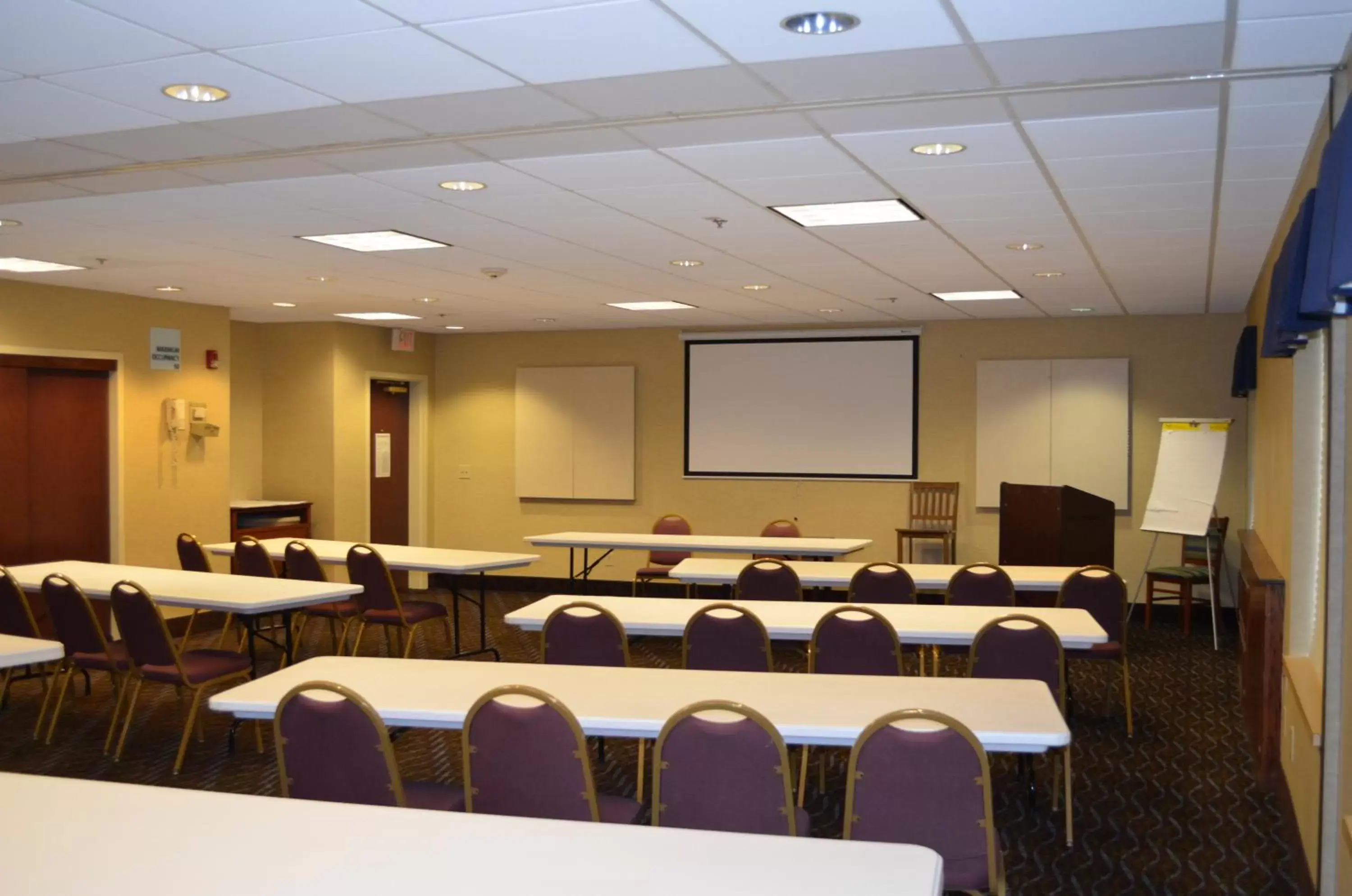 Meeting/conference room in Holiday Inn Express Hotel & Suites Anniston/Oxford, an IHG Hotel