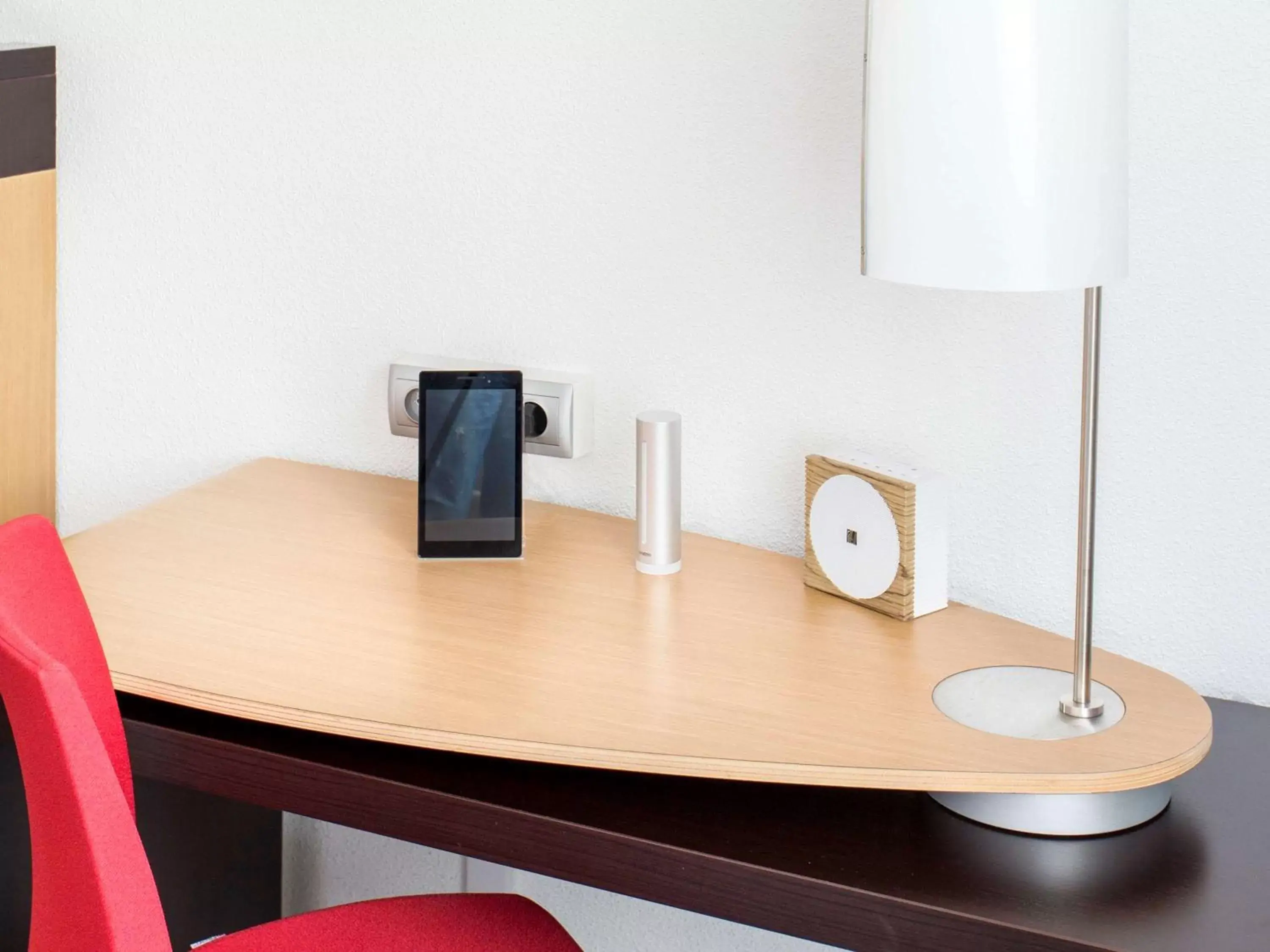 Photo of the whole room, TV/Entertainment Center in Novotel Warszawa Airport