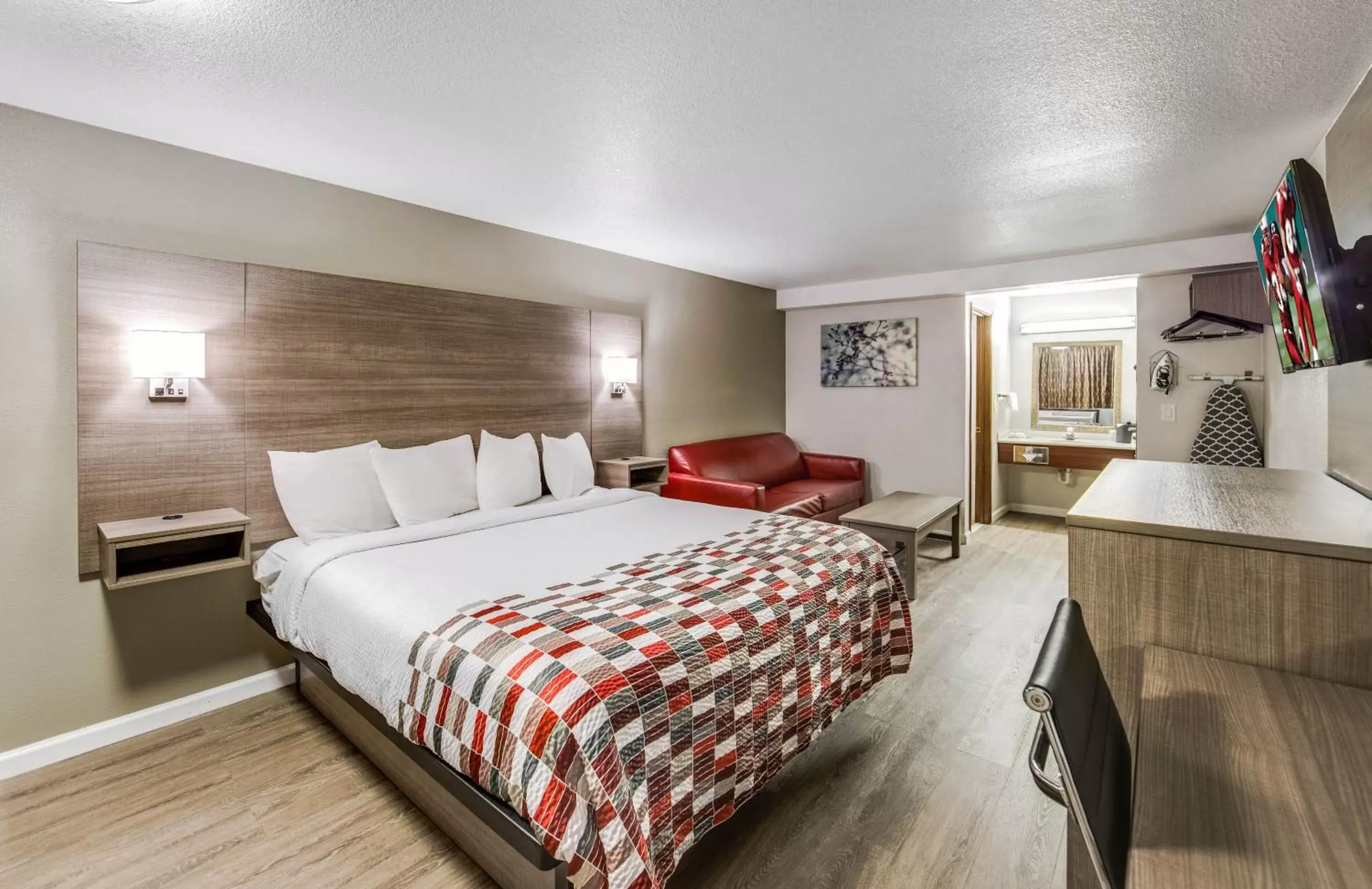 Photo of the whole room, Bed in Red Roof Inn & Suites Medford - Airport