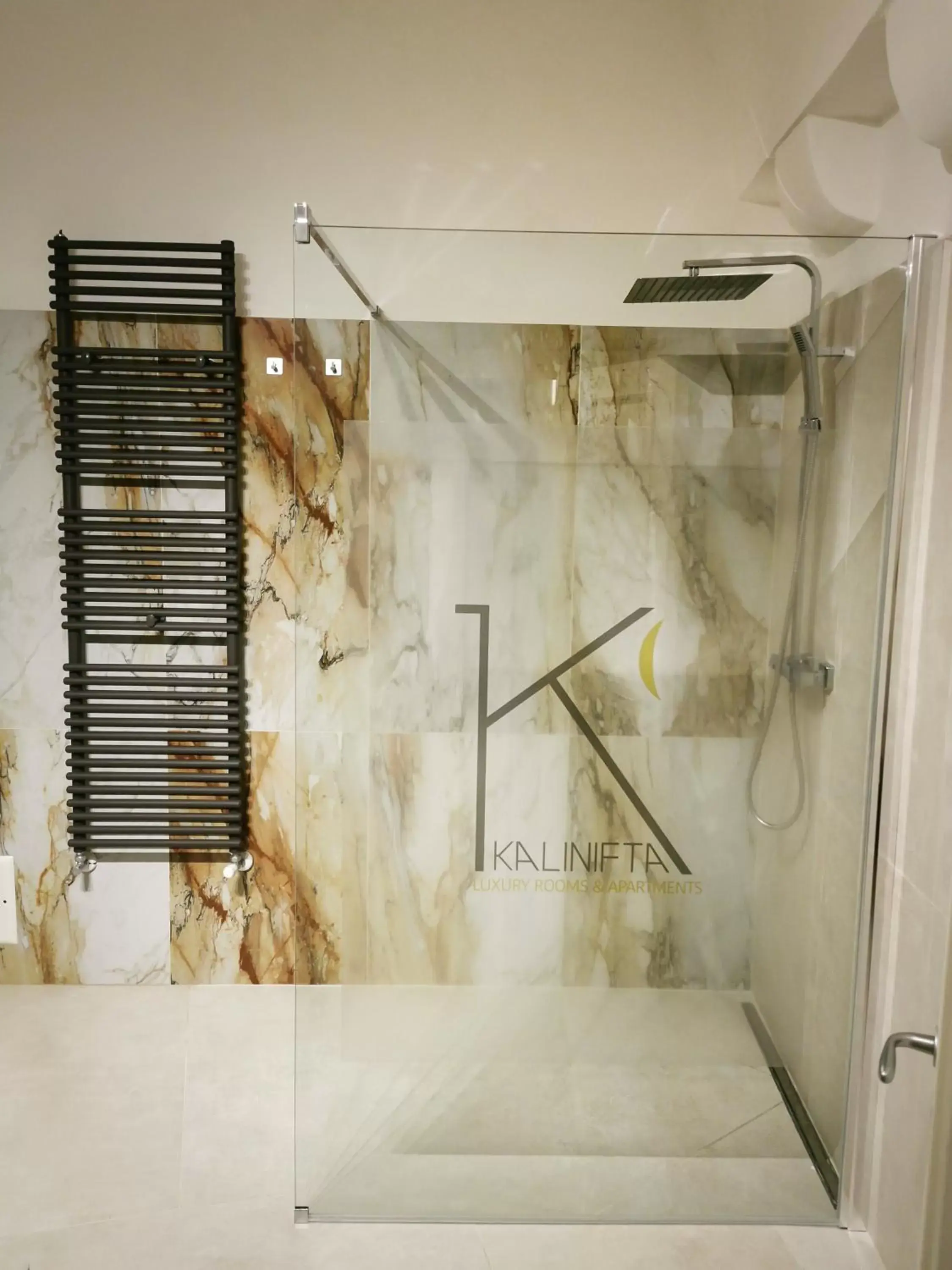 Shower in Kalinifta - Jacuzzi & Suites SIT