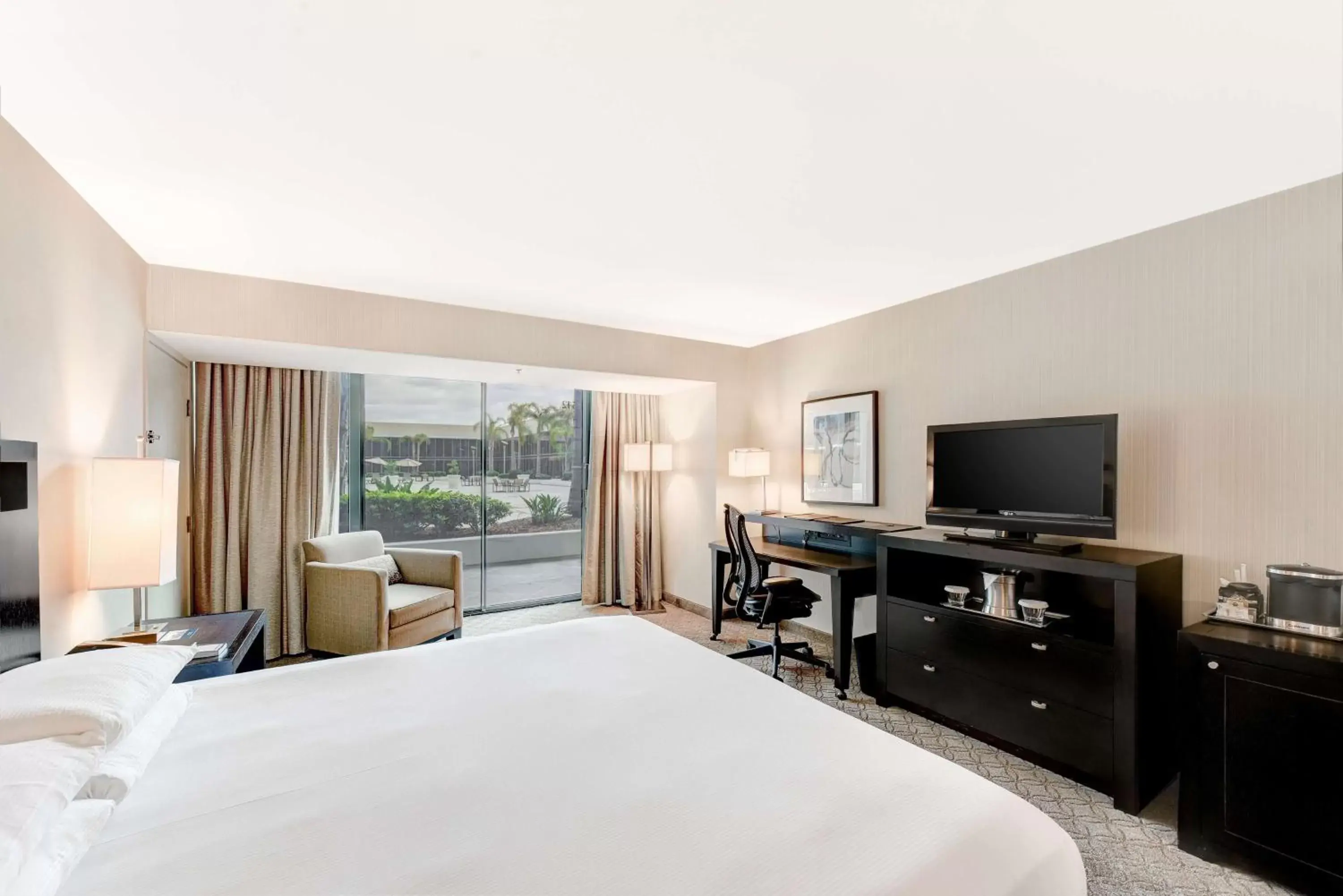 Bedroom, TV/Entertainment Center in Hilton Anaheim