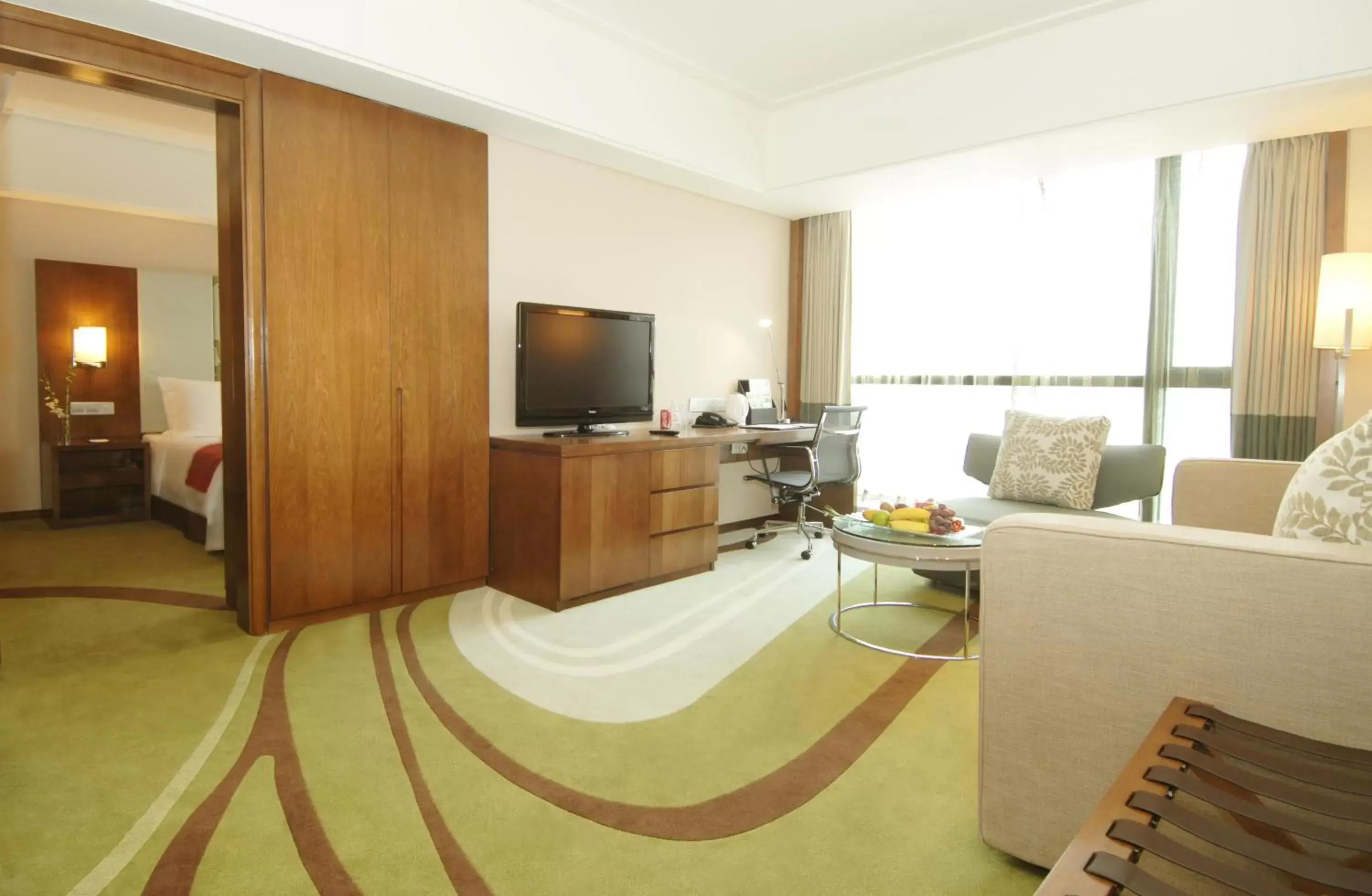 Photo of the whole room, TV/Entertainment Center in Holiday Inn Qingdao City Center, an IHG Hotel - Shopping MALL