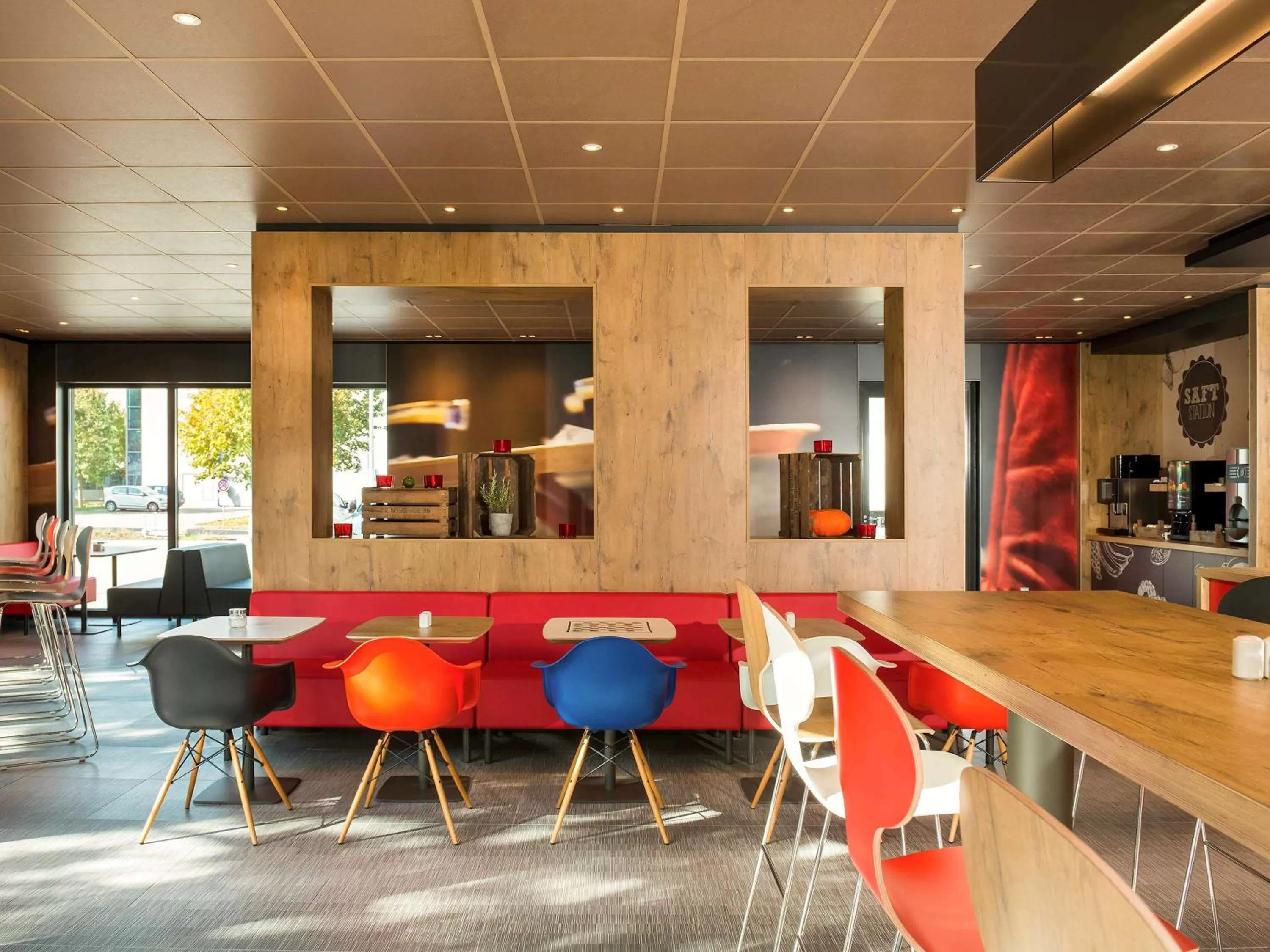 Restaurant/places to eat in Ibis München Airport Süd