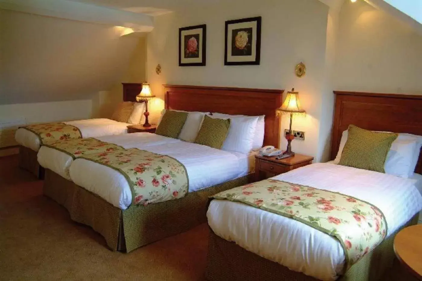 Photo of the whole room, Bed in Headfort Arms Hotel