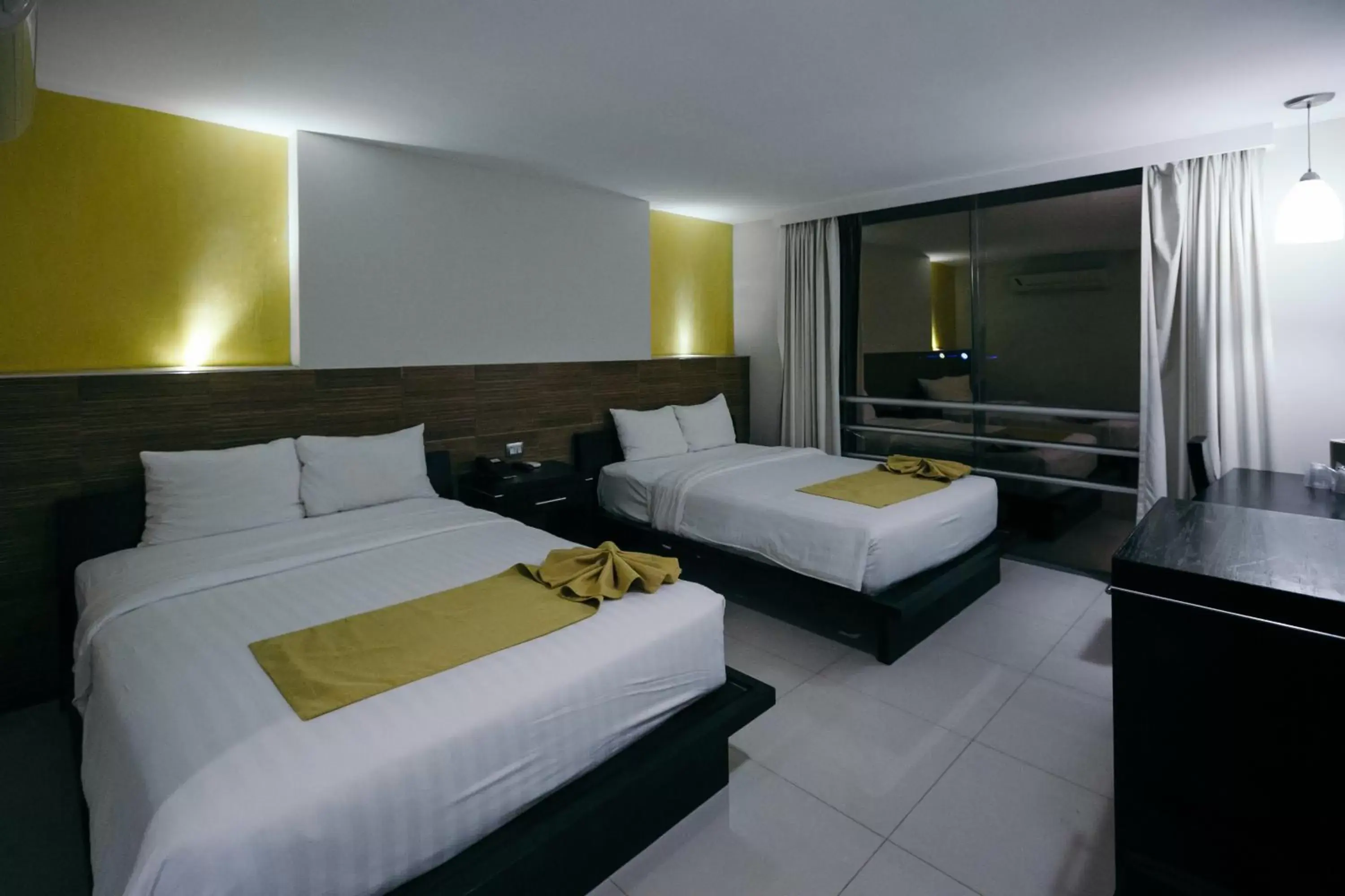 Photo of the whole room, Bed in Hotel El Español Paseo de Montejo