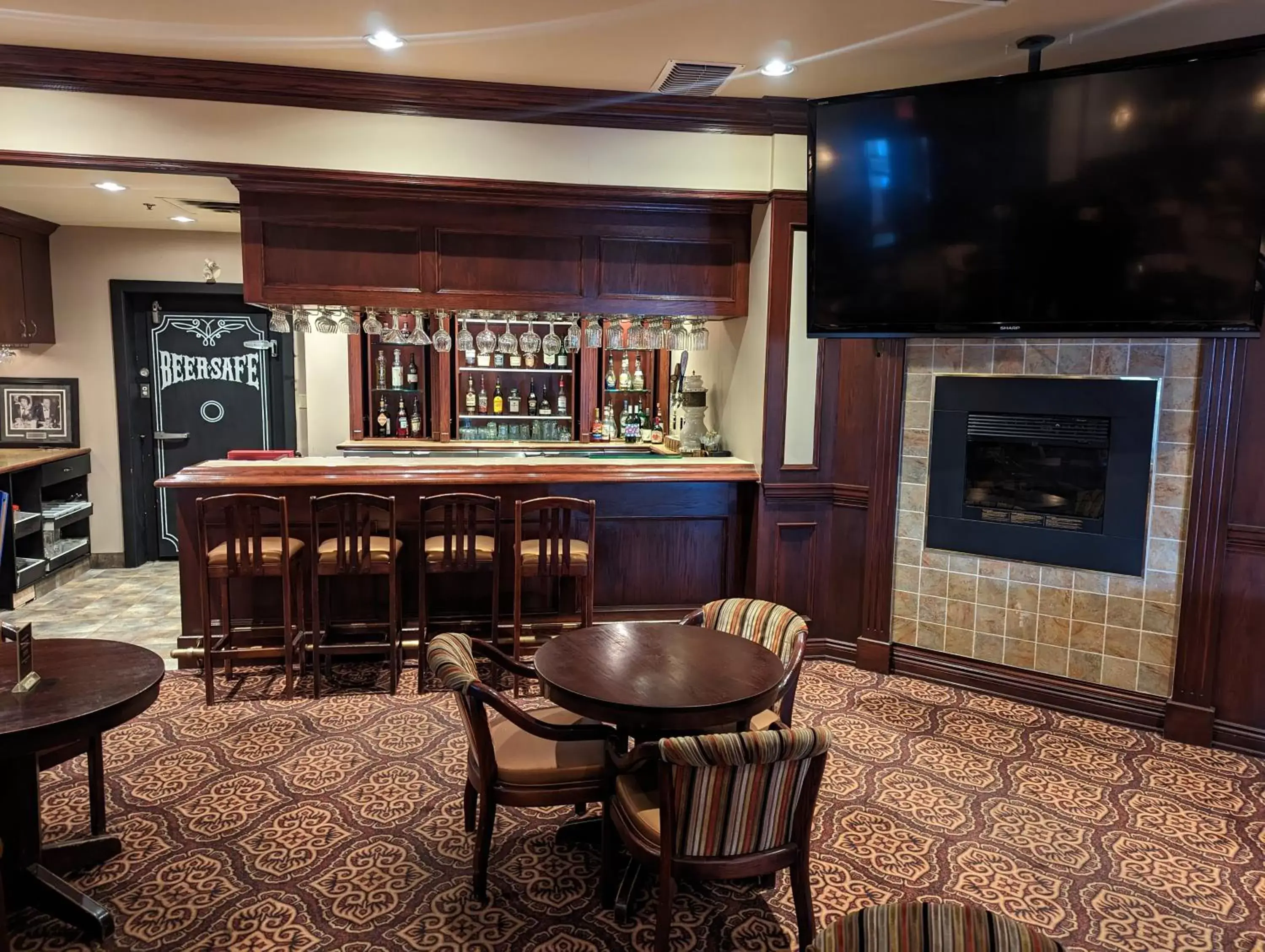 Lounge or bar, Lounge/Bar in DIVYA SUTRA Riviera Plaza and Conference Centre Calgary Airport