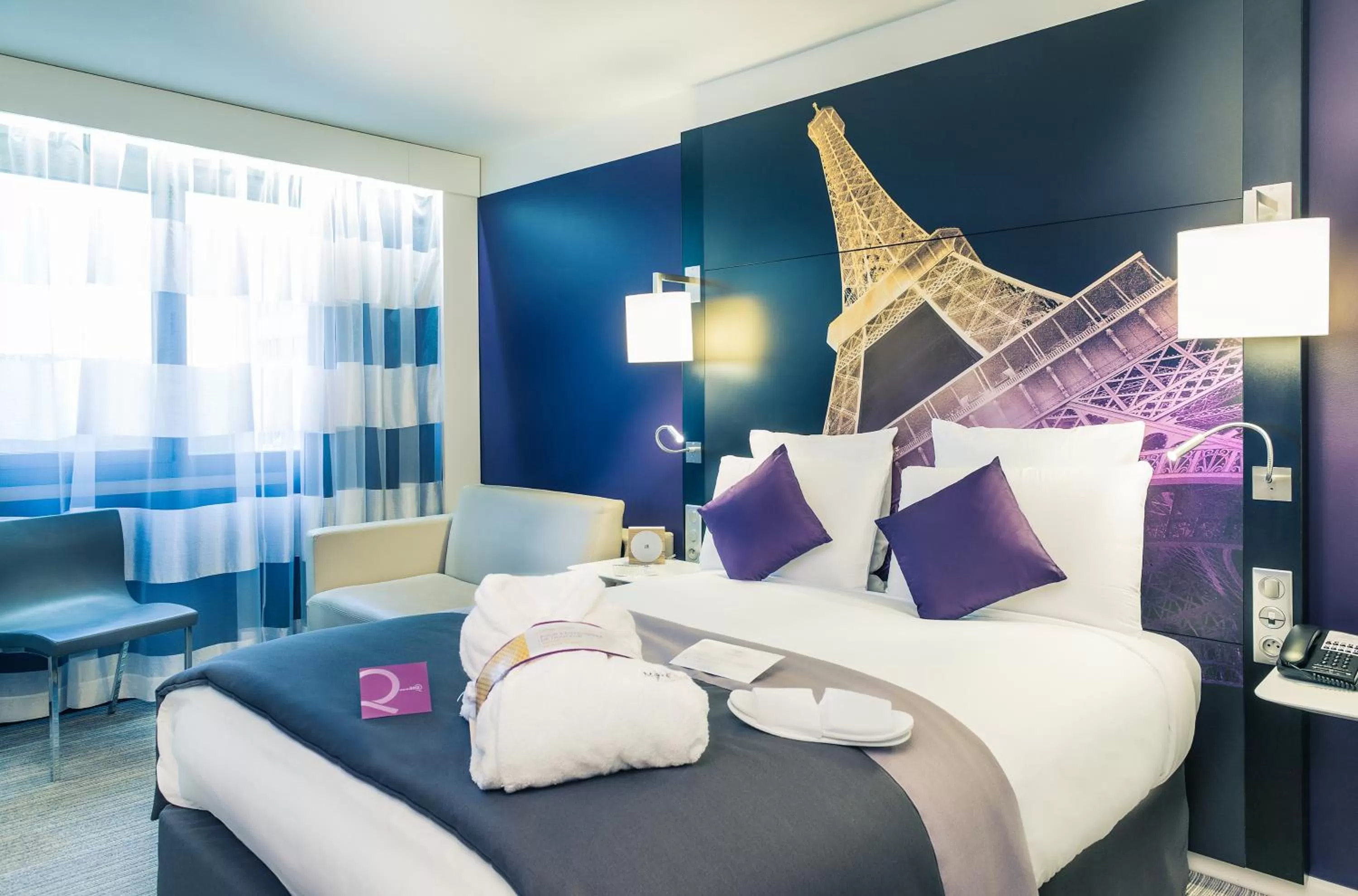Staff, Bed in Mercure Paris Centre Tour Eiffel