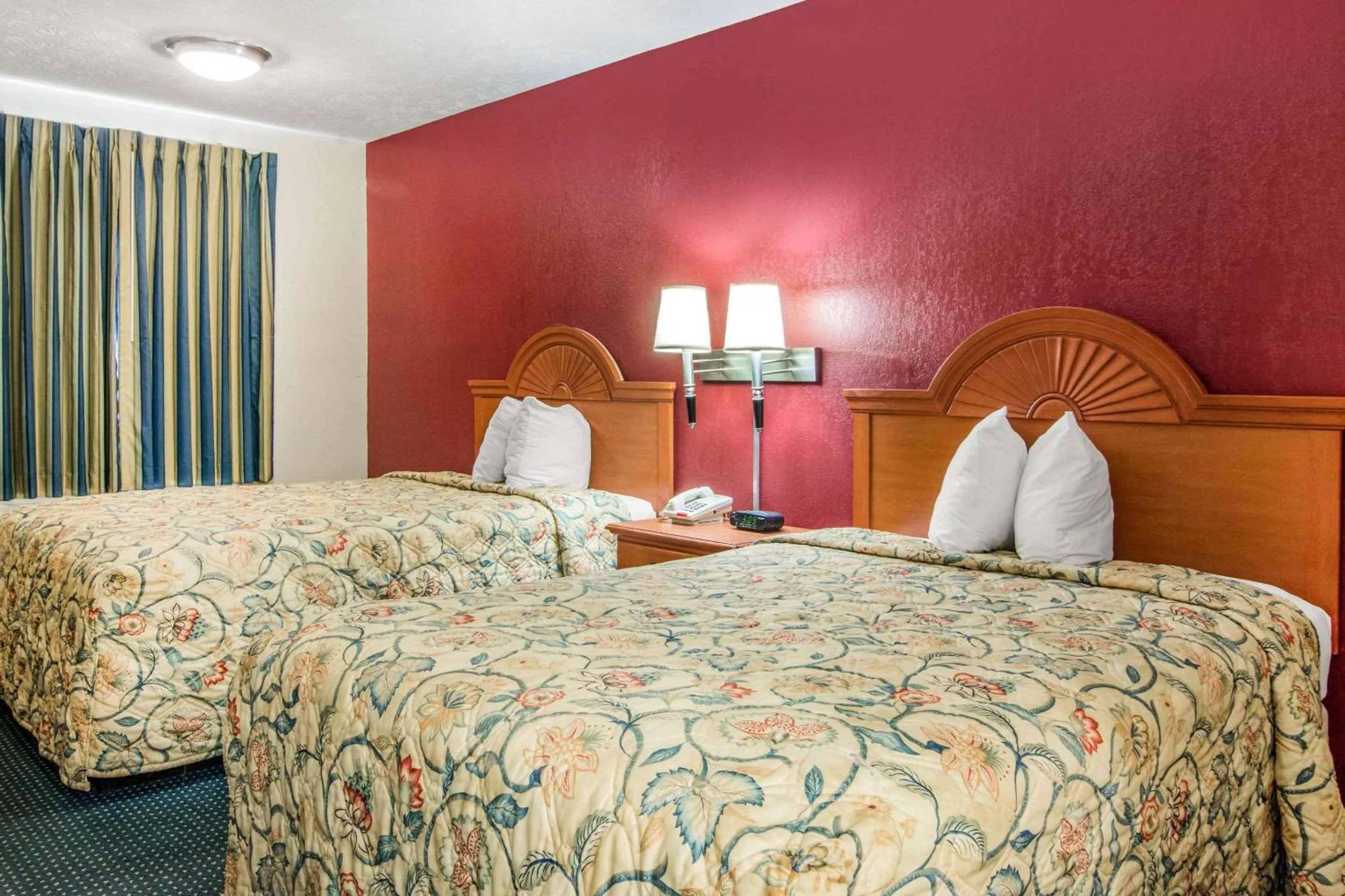 Photo of the whole room, Bed in Rodeway Inn La Grange East