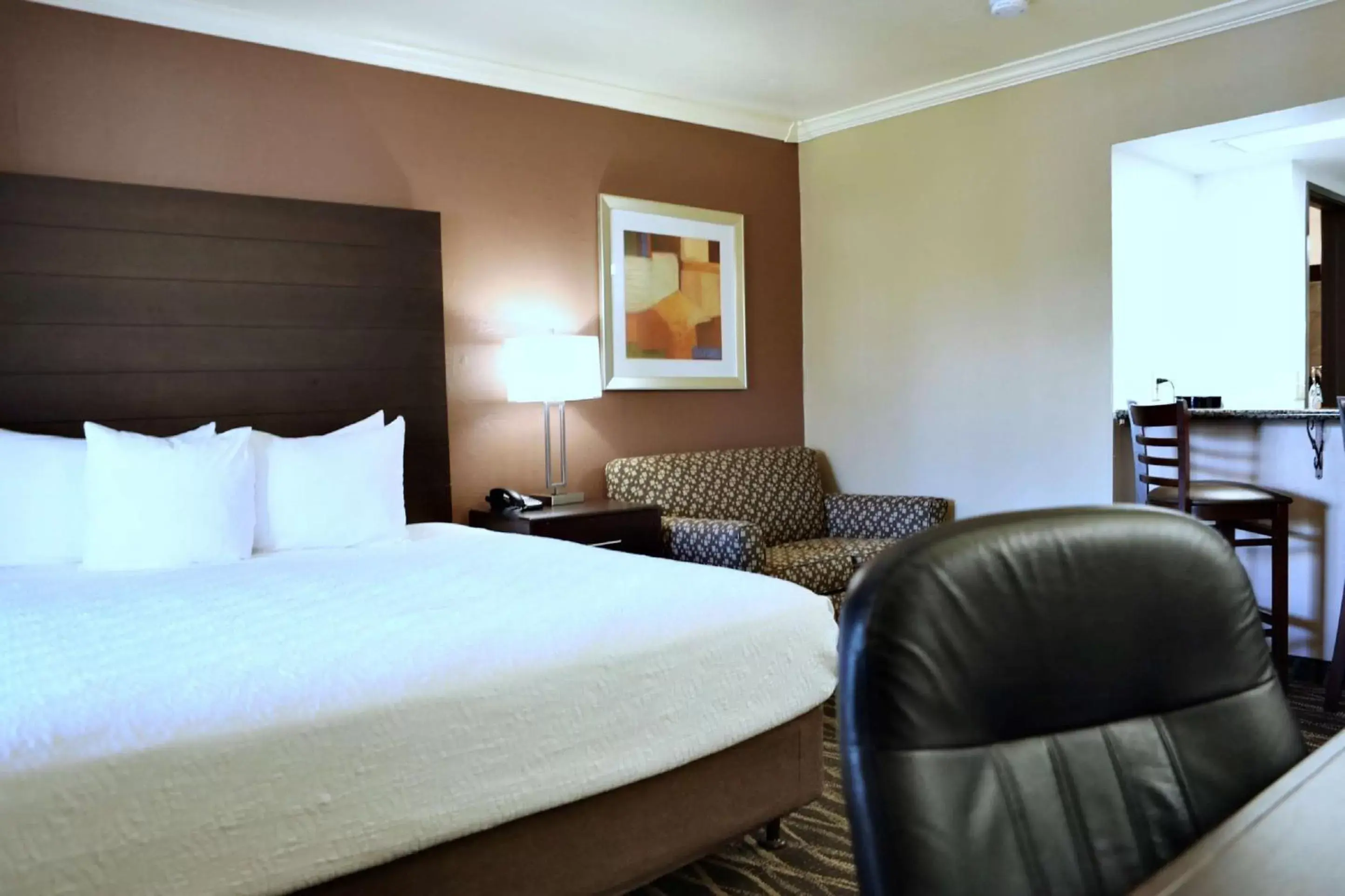 Photo of the whole room, Bed in Best Western InnSuites Tucson Foothills Hotel & Suites