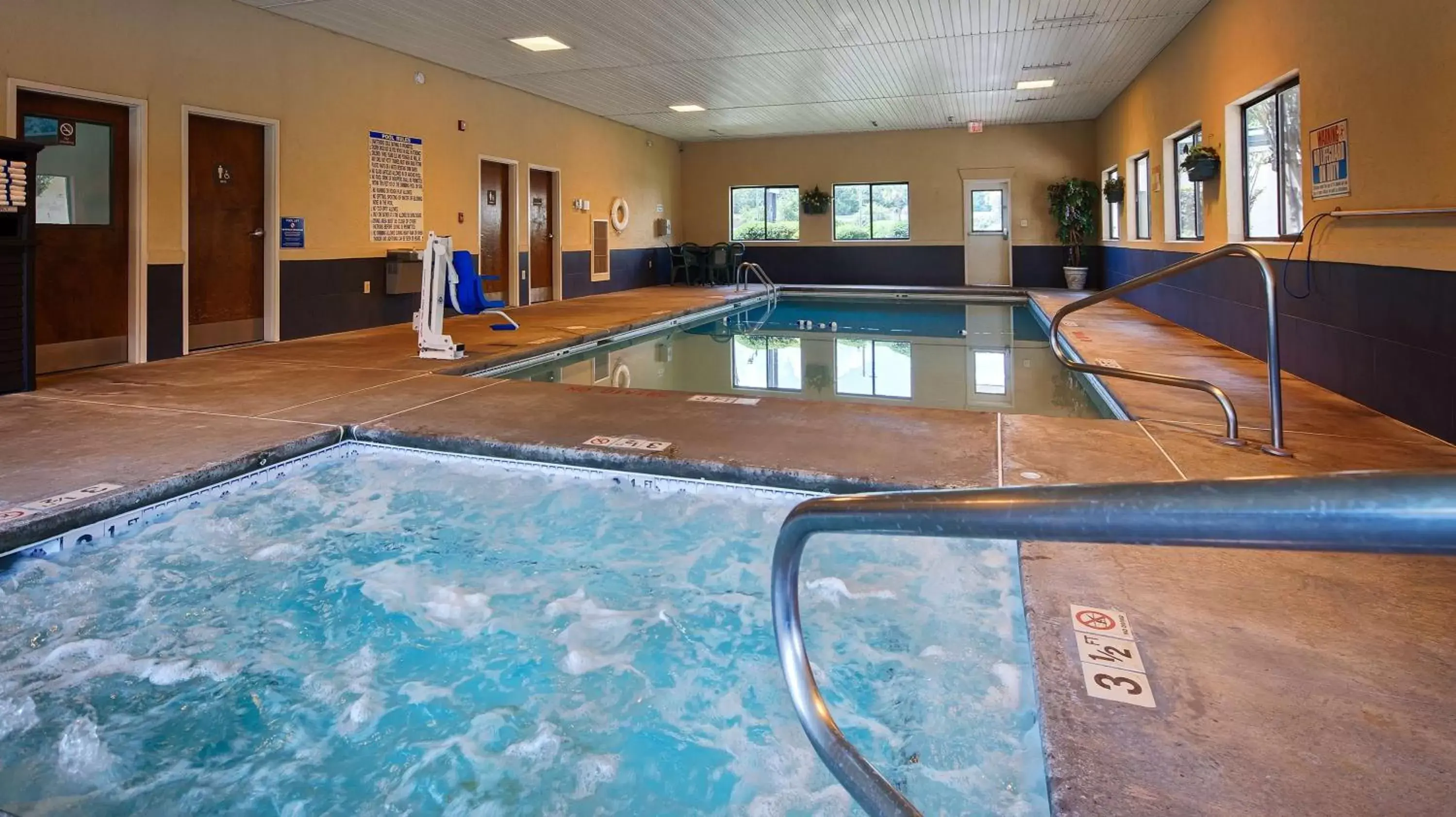On site, Swimming Pool in Best Western Inn & Suites of Macon