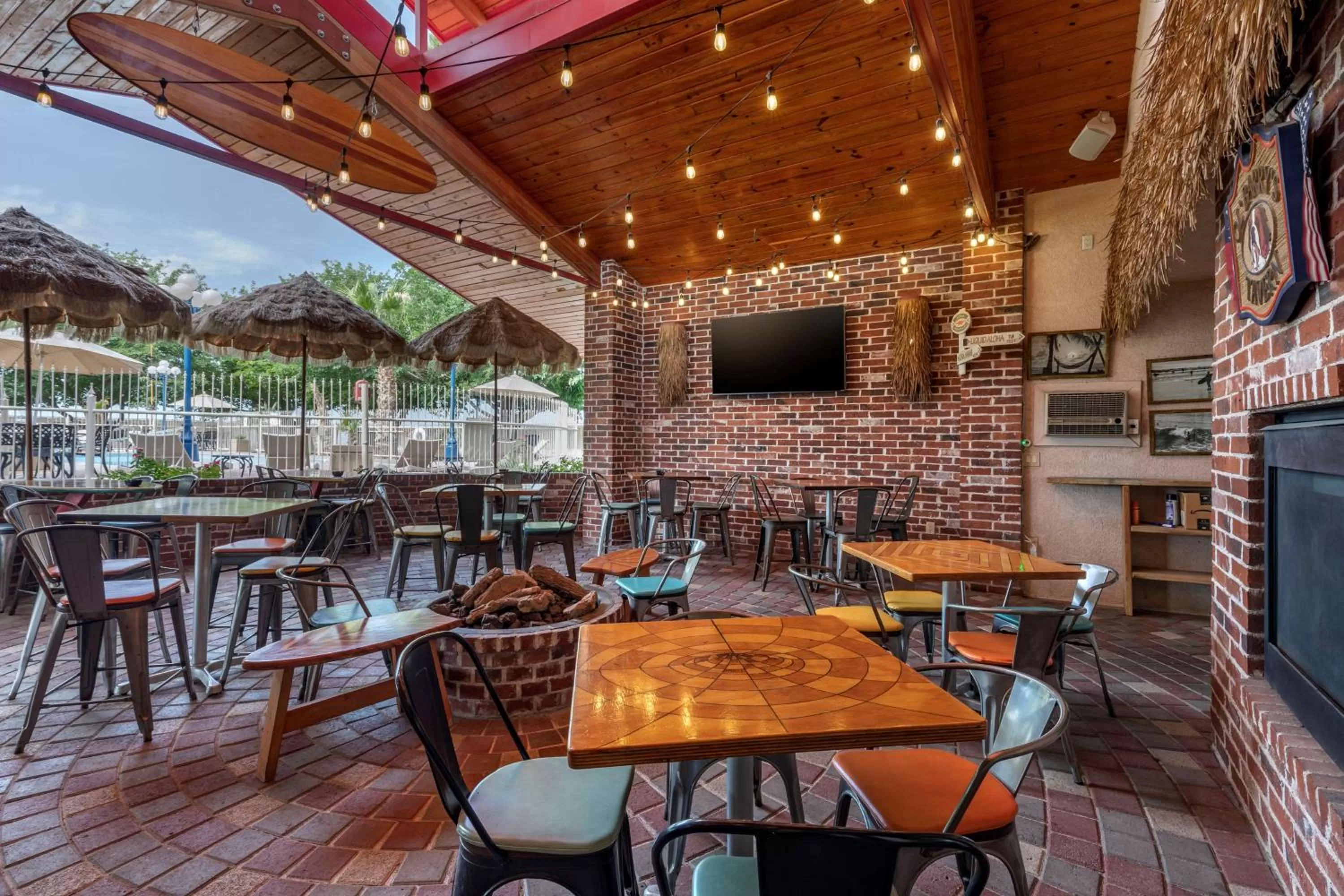 Lounge or bar in Best Western Swiss Clock Inn