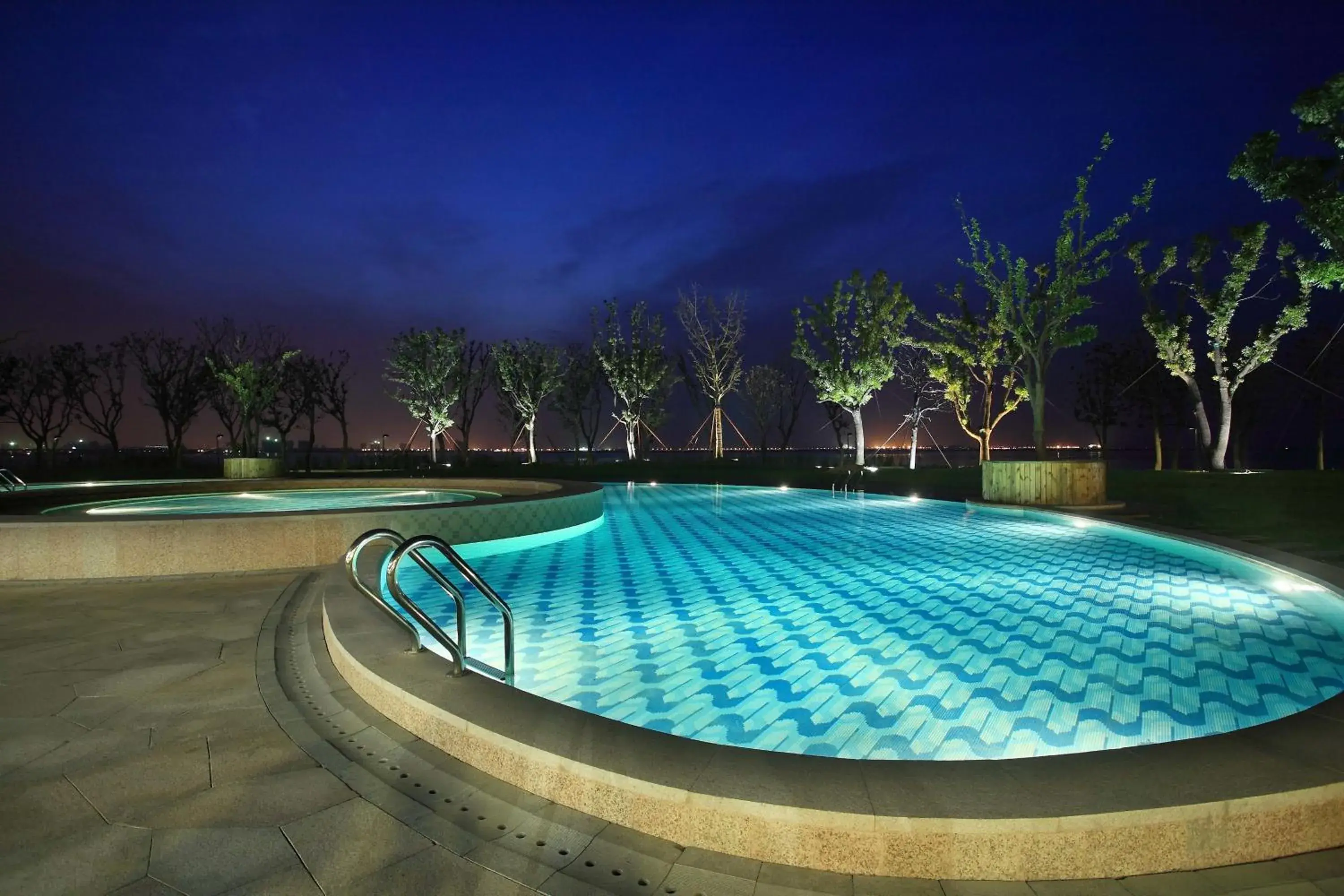 Swimming pool in Fairmont Yangcheng Lake Swimming pool in Fairmont Yangcheng Lake