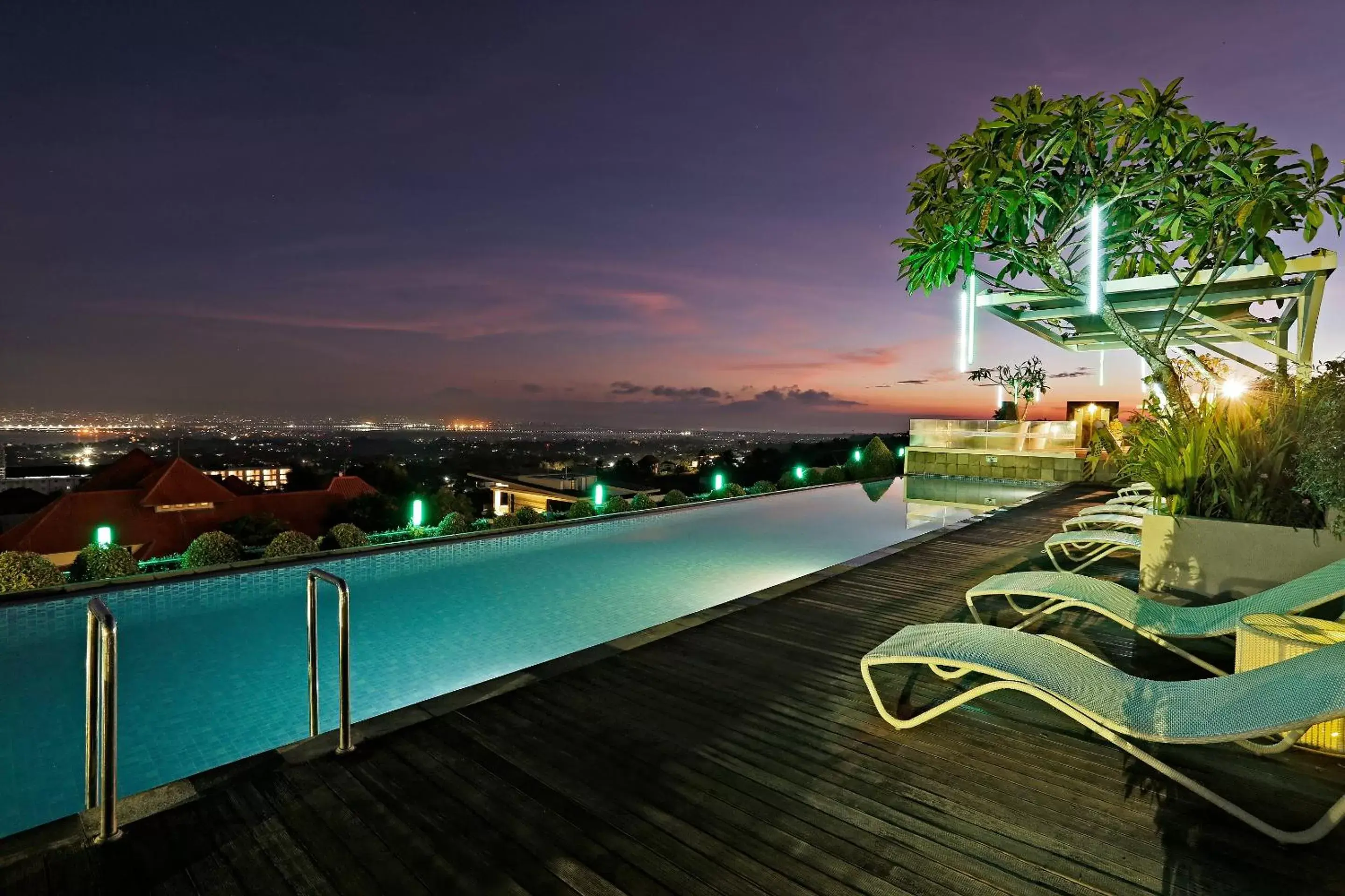 Swimming pool in MaxOneHotels at Bukit Jimbaran Swimming pool in MaxOneHotels at Bukit Jimbaran