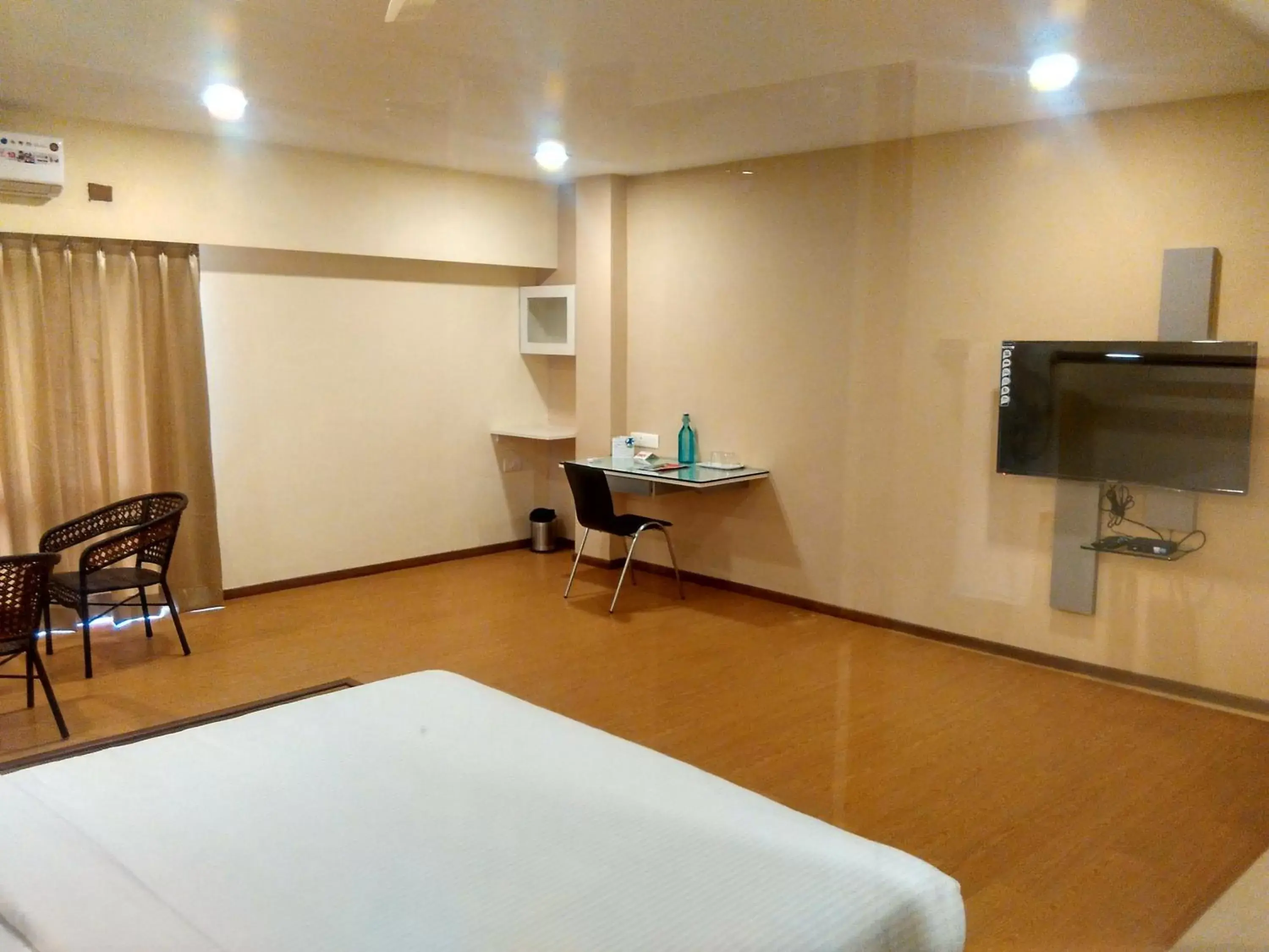 Field Deluxe Suite AC in Villa Park Field Deluxe Suite AC in Villa Park