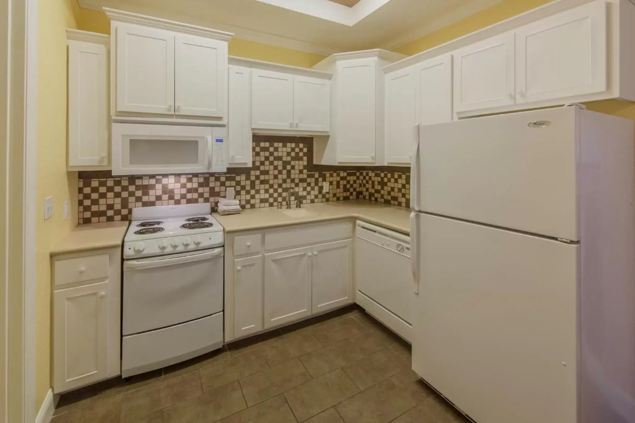 Photo of the whole room, Kitchen/Kitchenette in Holiday Inn Club Vacations Piney Shores Resort at Lake Conroe