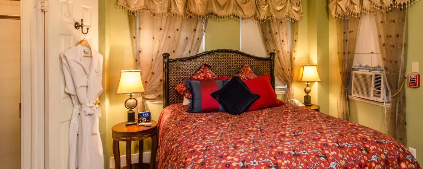 Bed in Casablanca Inn on the Bay