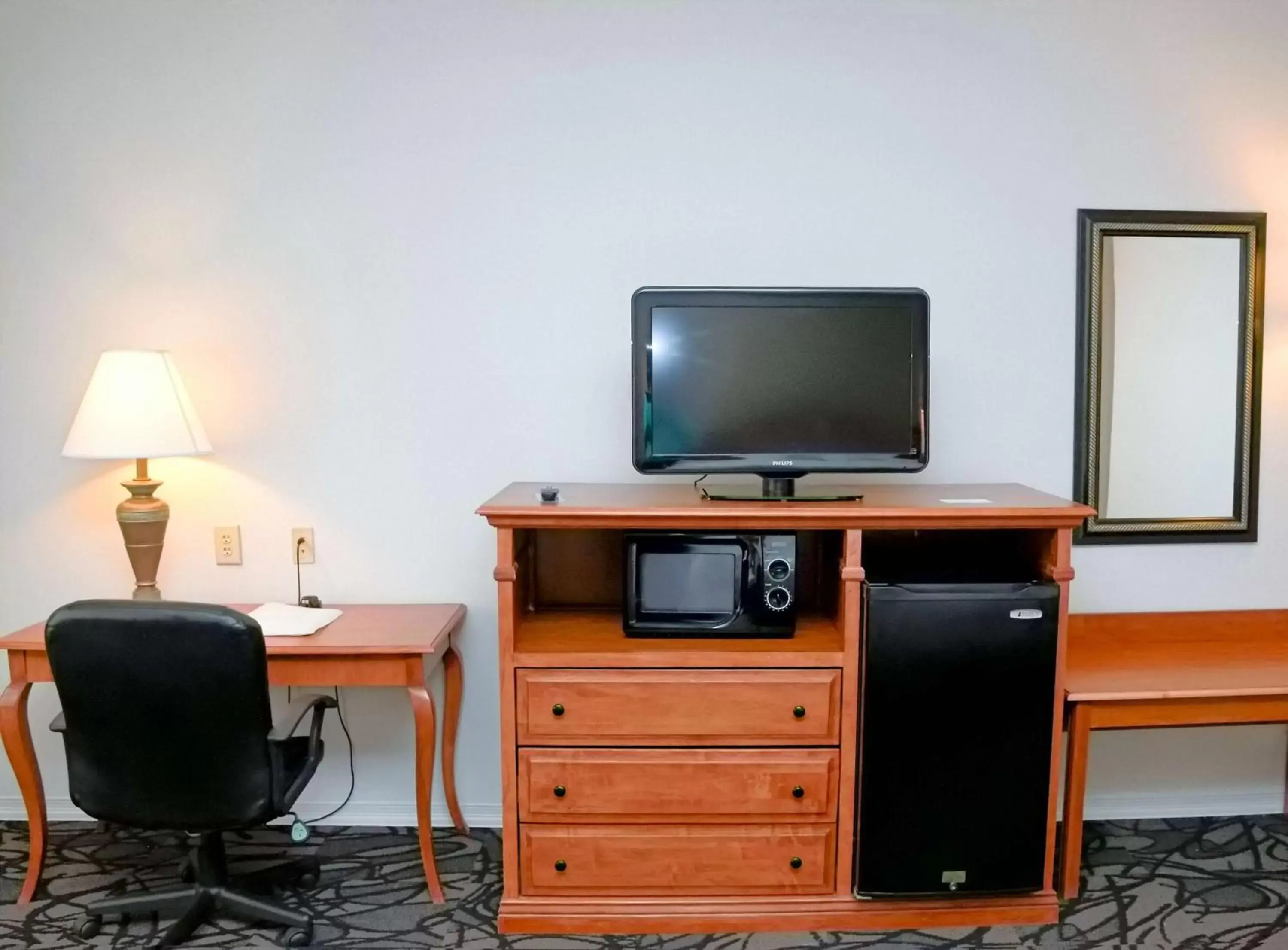 Bed, TV/Entertainment Center in Hampton Inn & Suites Birmingham-Pelham - I-65