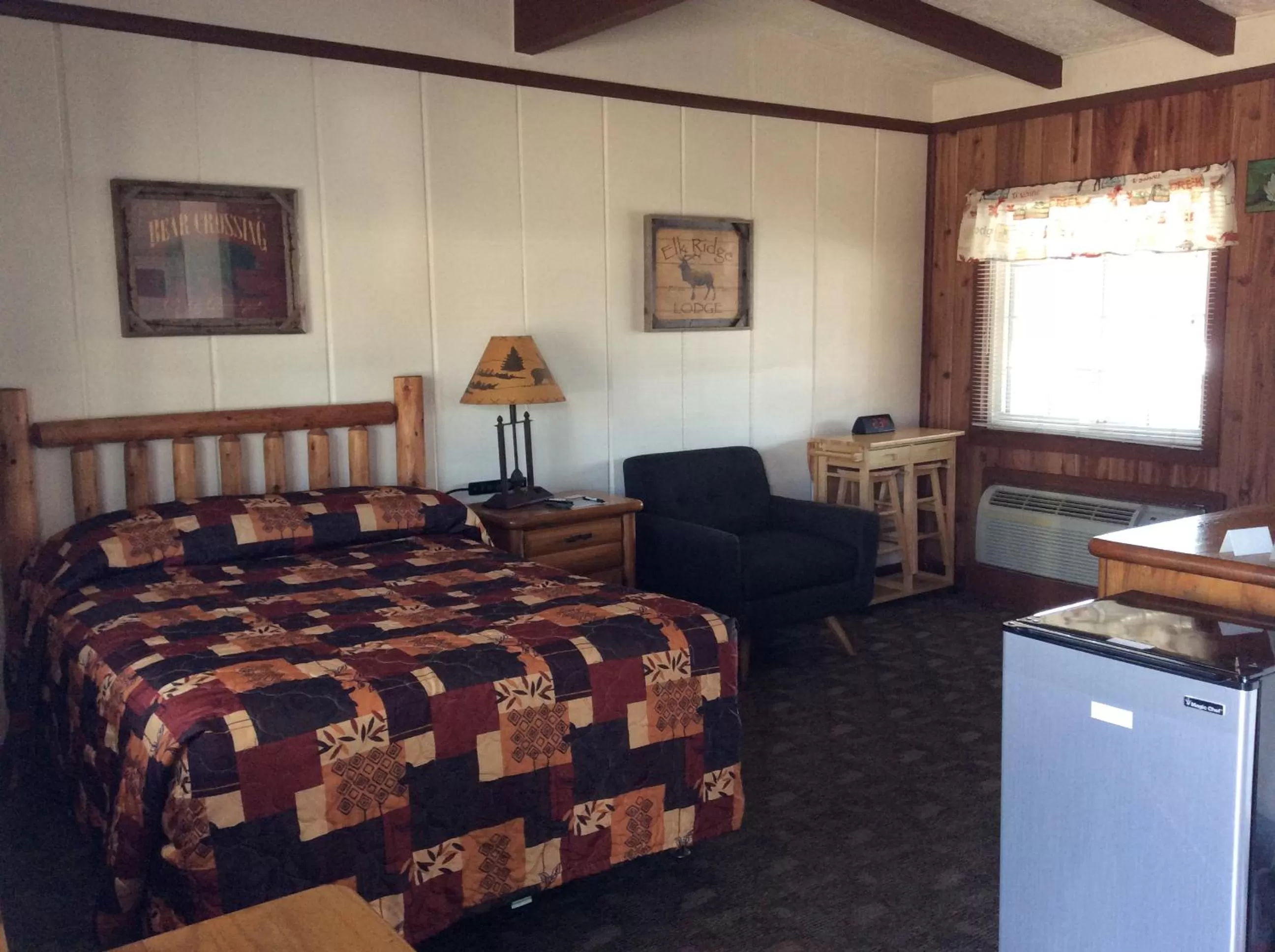 Bed in Olde Mill Inn of Clarkston