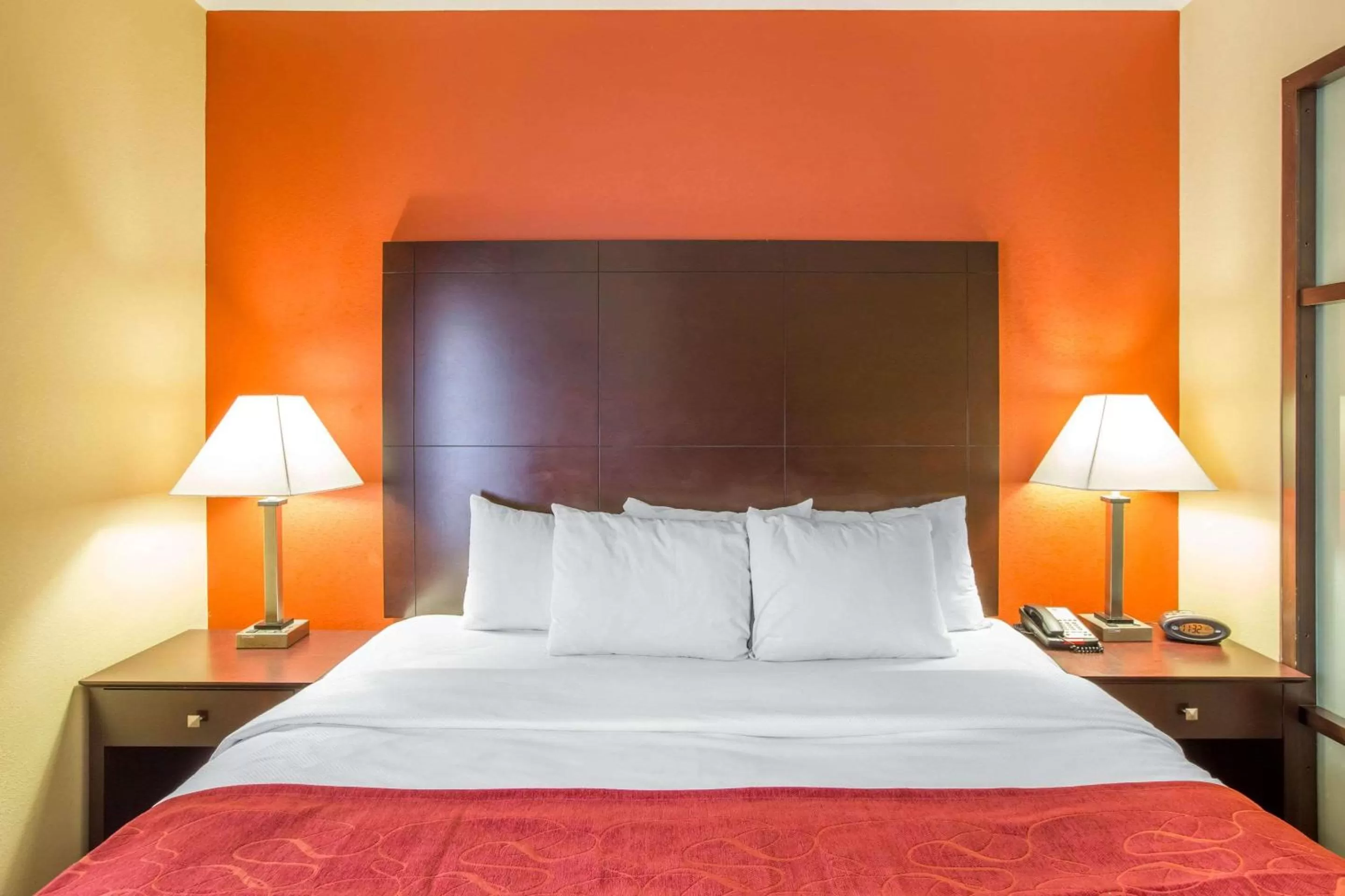 Bedroom in Comfort Suites Golden Isles Gateway