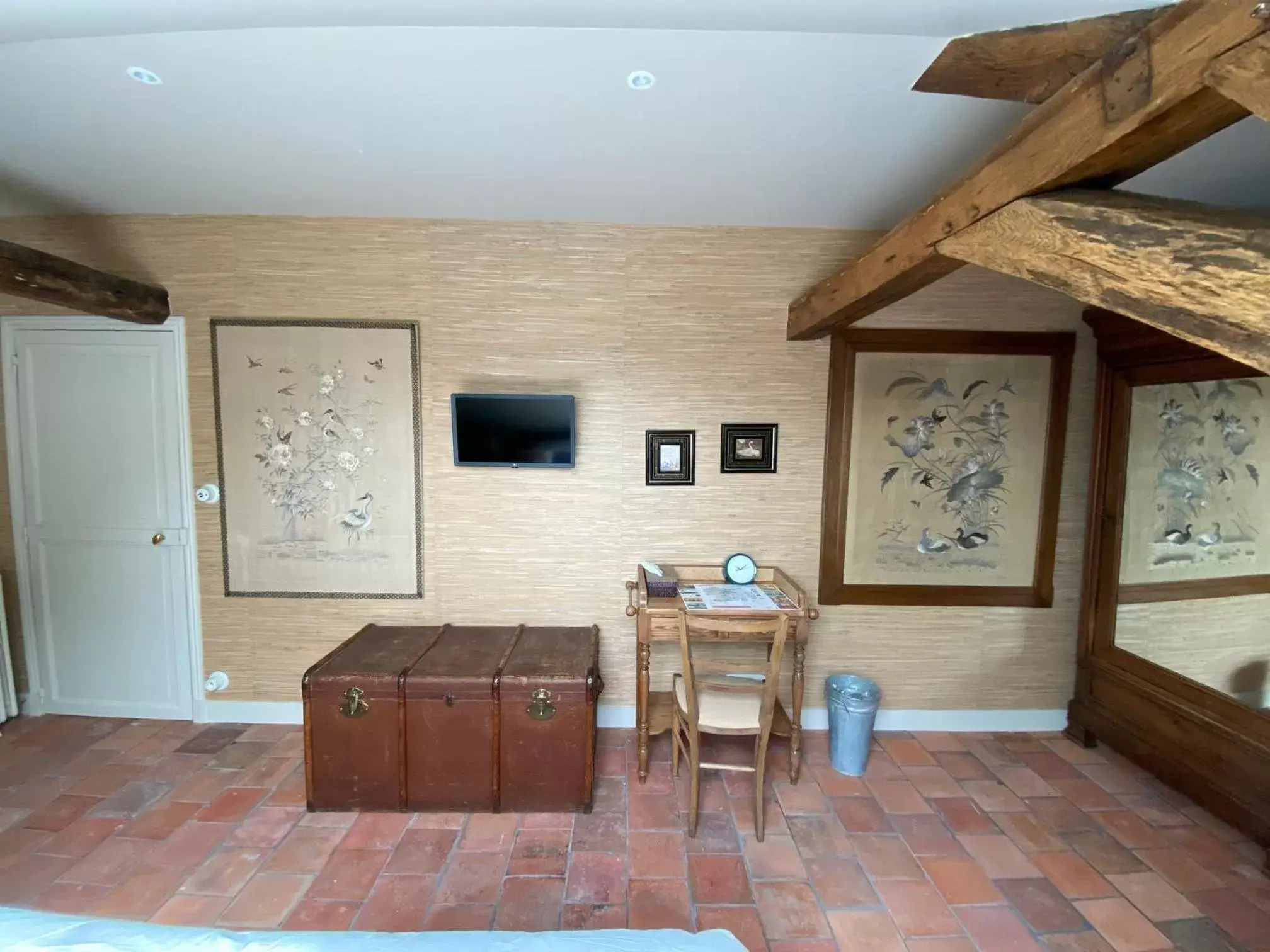 Photo of the whole room, TV/Entertainment Center in La Gironnerie