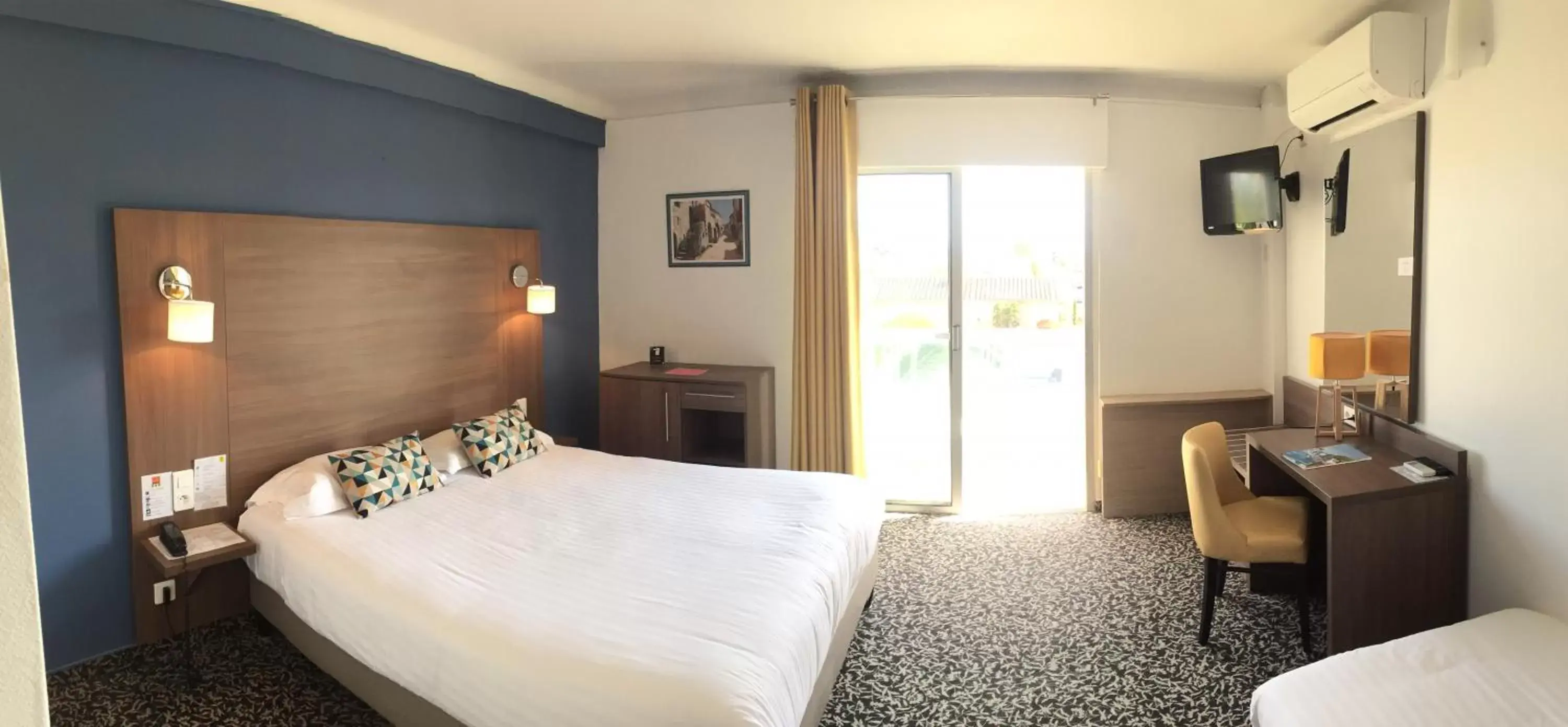 Bedroom in Le Galion Hotel et Restaurant Canet Plage - Logis