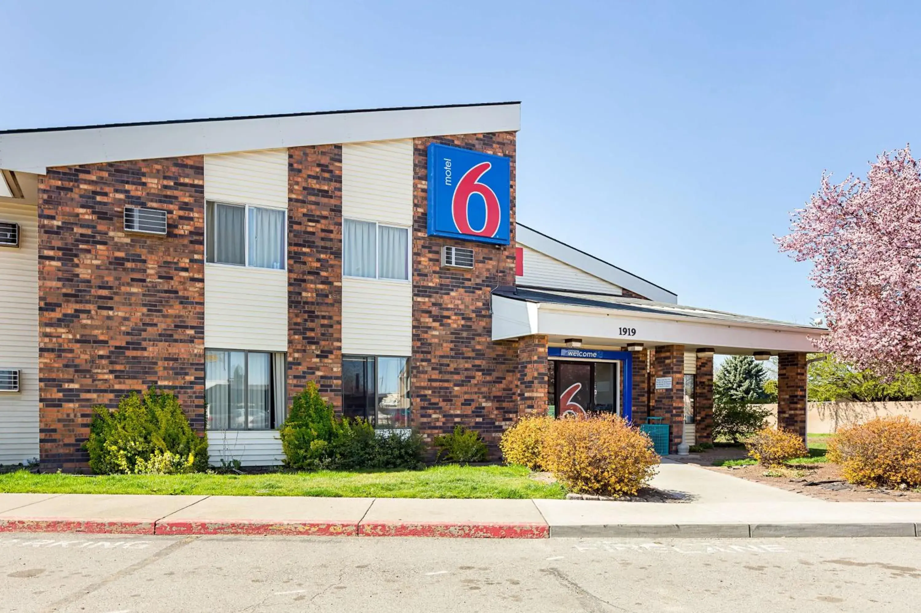 Property building, Facade/Entrance in Motel 6-Spokane, WA - East