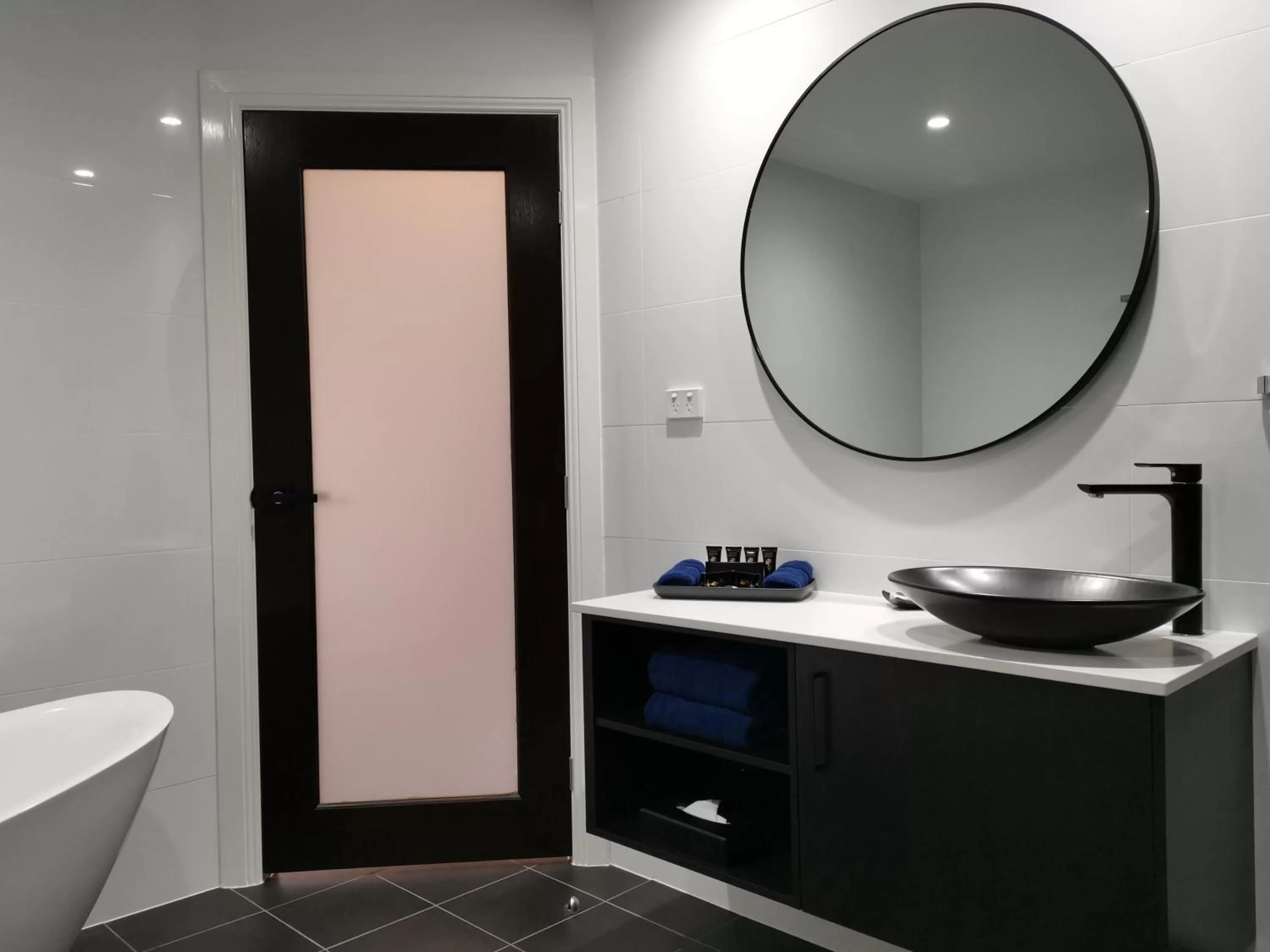 Bathroom in The Abbey Motel Goulburn