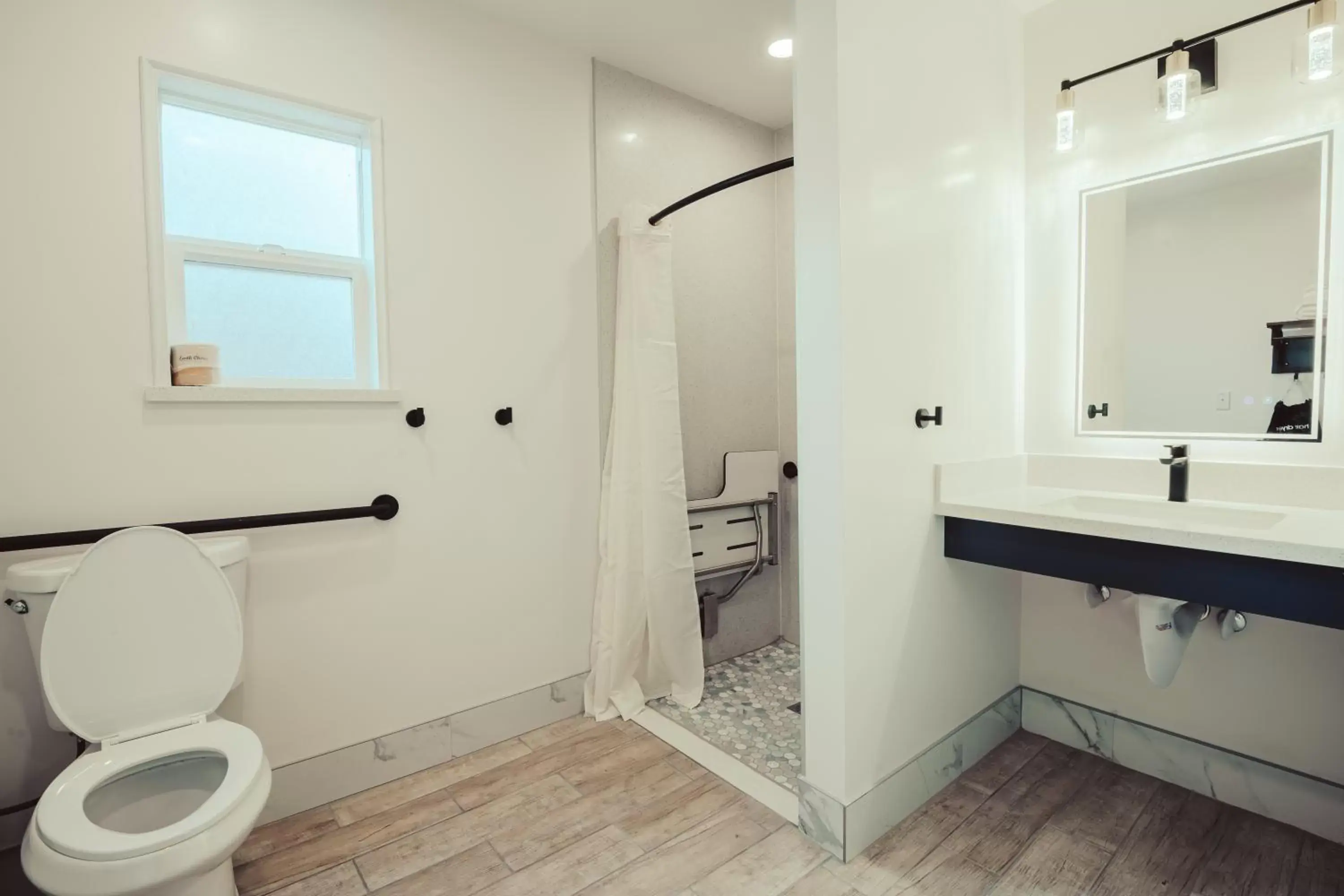 Shower in Blufftop Inn & Suites - Wharf/Restaurant District Shower in Blufftop Inn & Suites - Wharf/Restaurant District