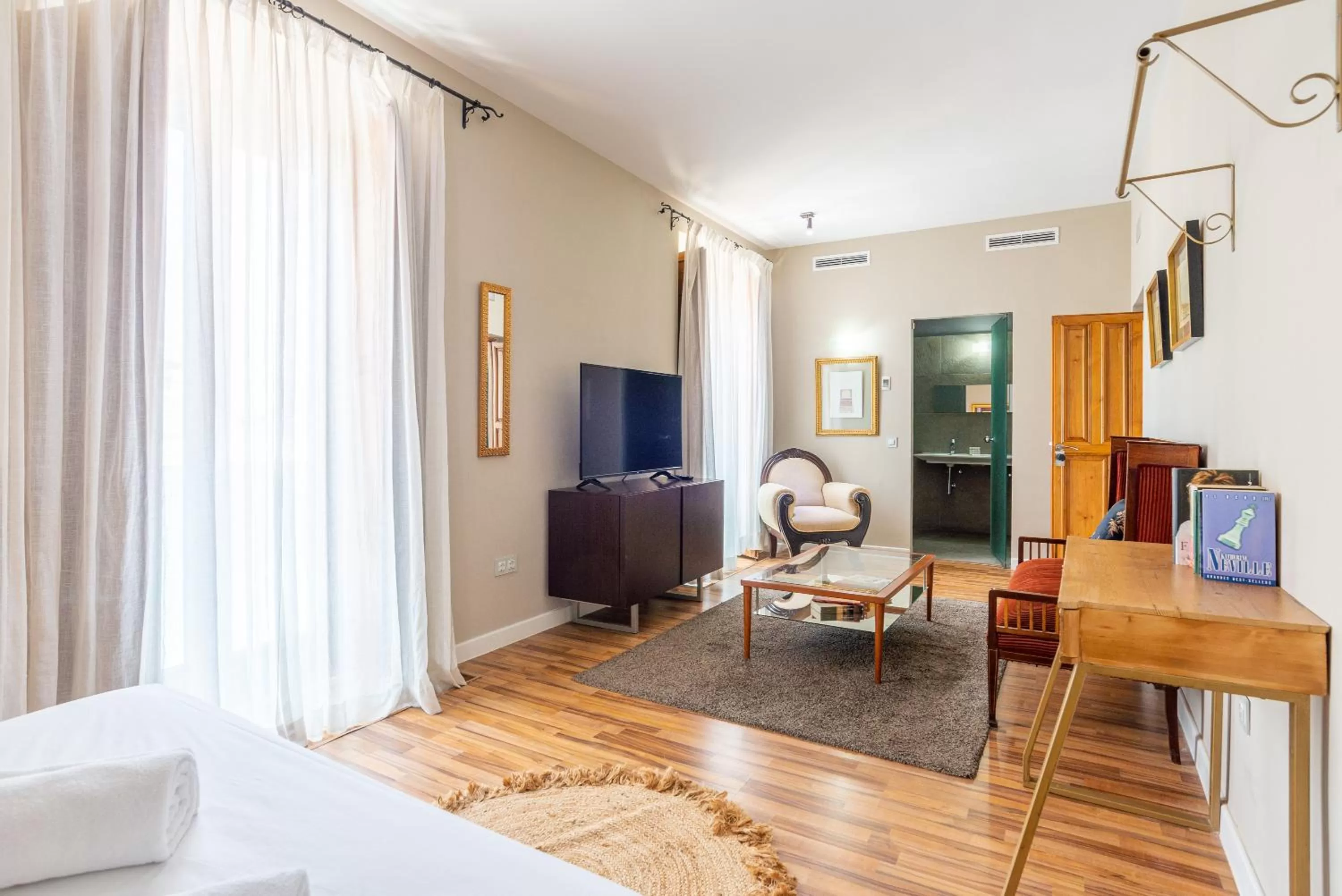 Photo of the whole room in Hotel Albaicín