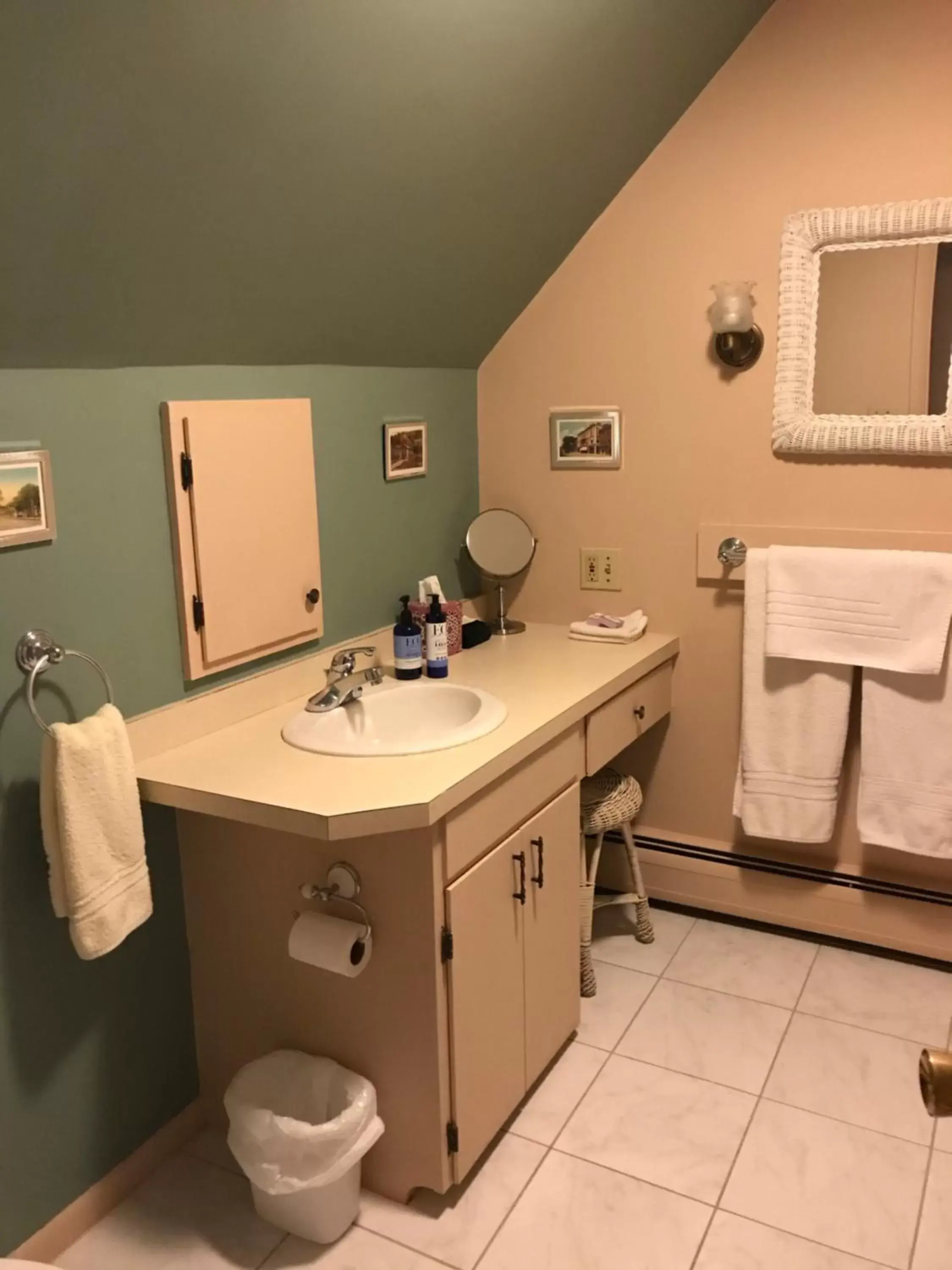 Bathroom in Maplecroft Bed & Breakfast