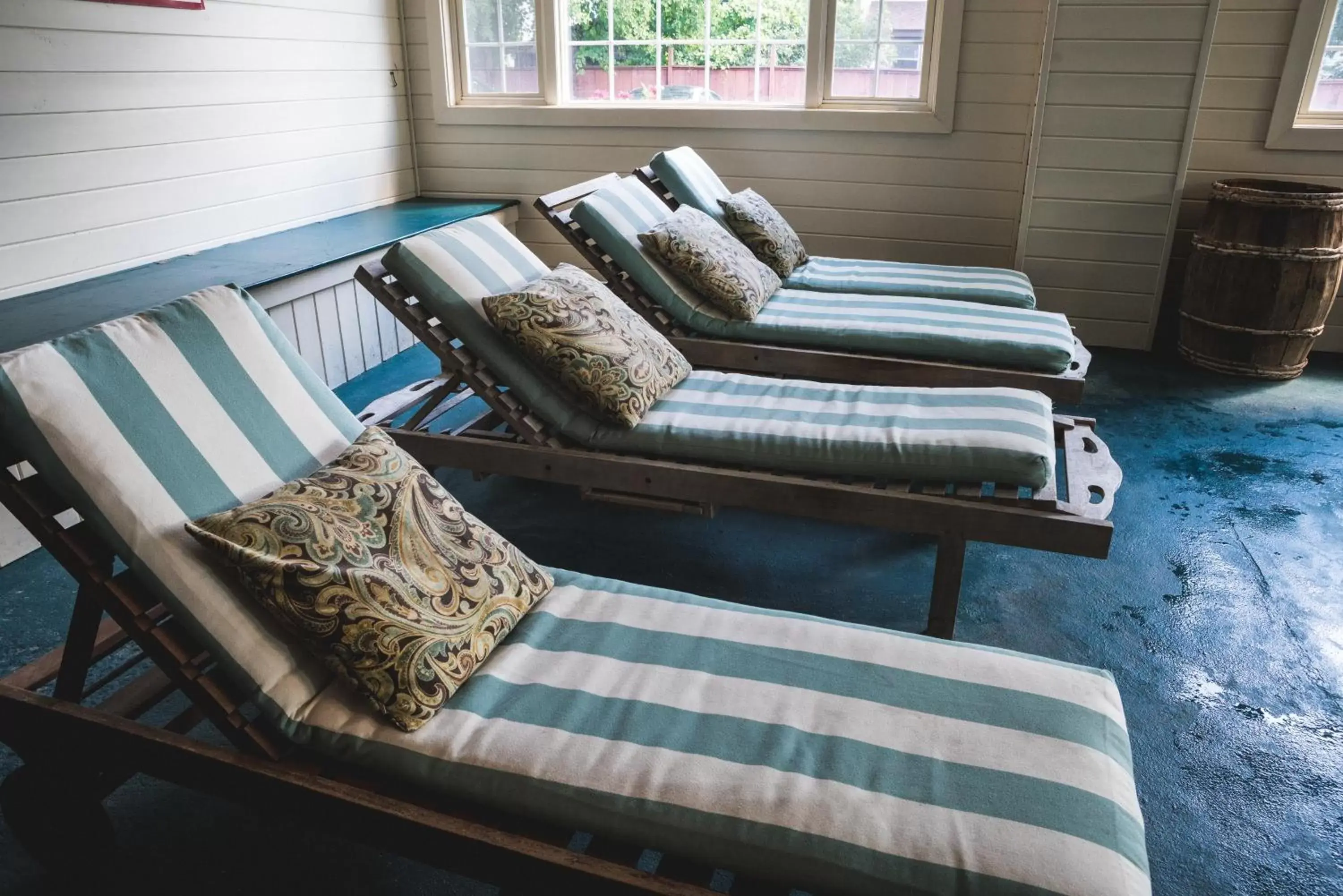 Swimming pool, Seating Area in The Common Man Inn, Spa & Lodge