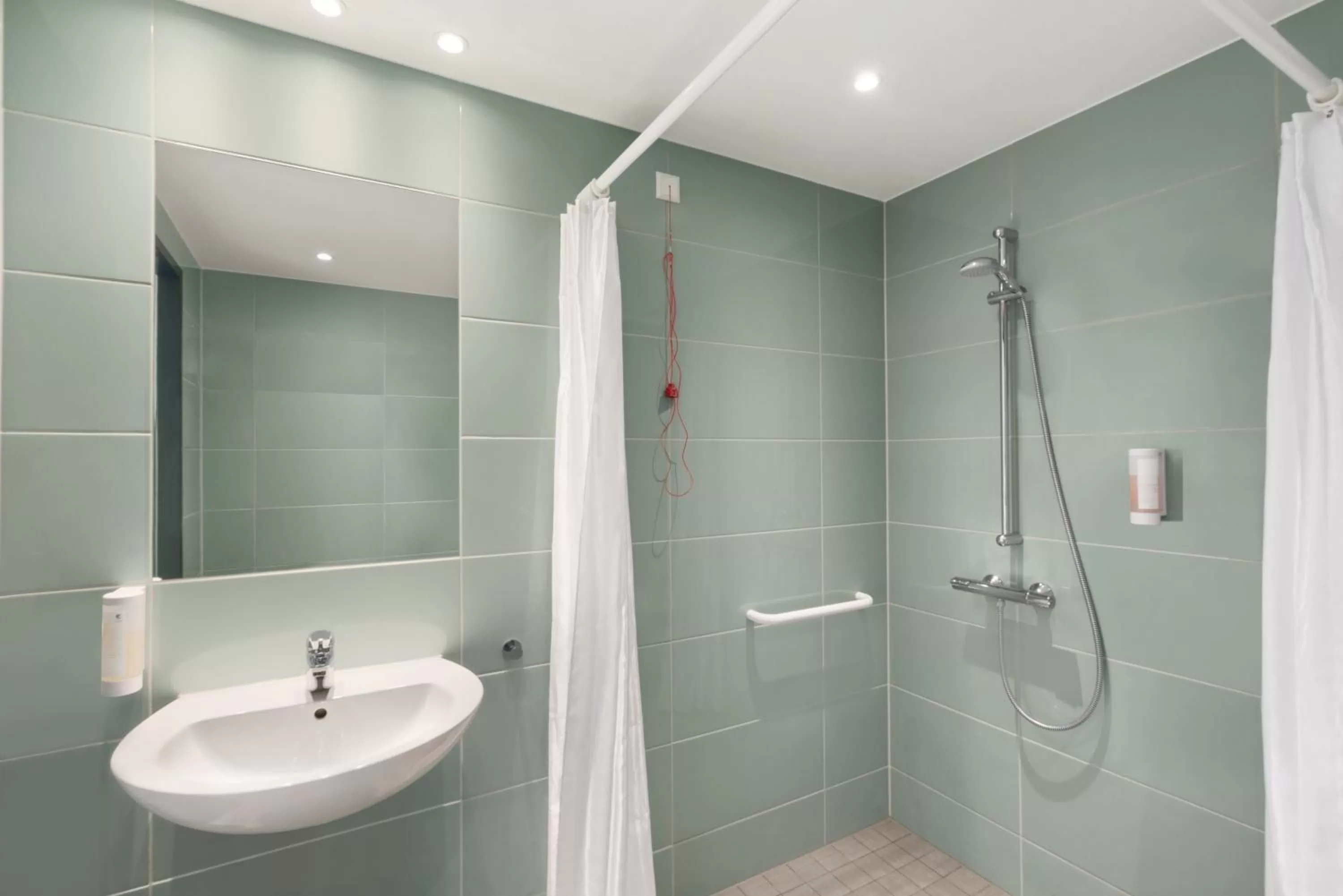 Toilet in Super 8 by Wyndham Oberhausen am Centro