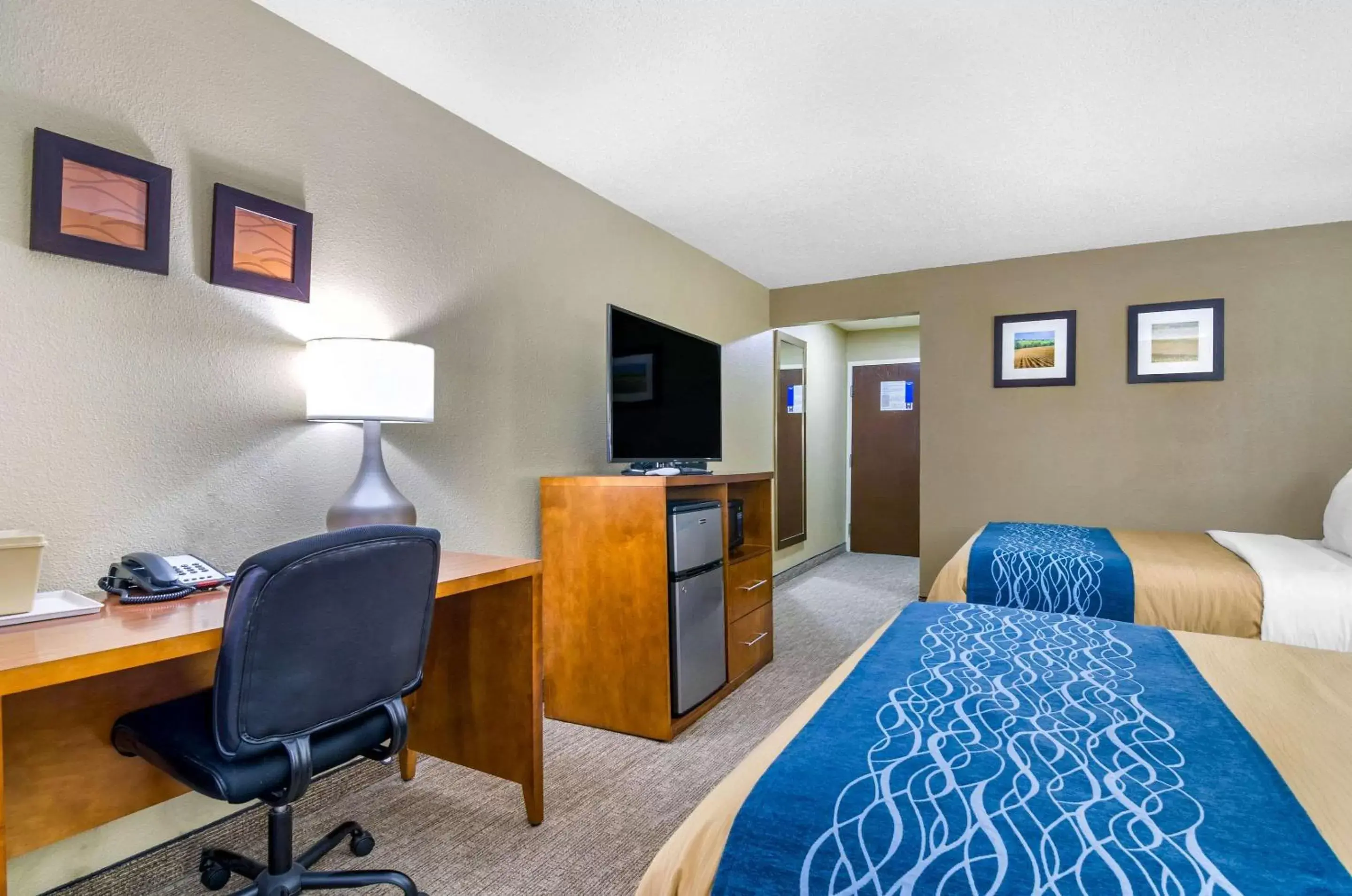 Photo of the whole room, TV/Entertainment Center in Comfort Inn Ottawa