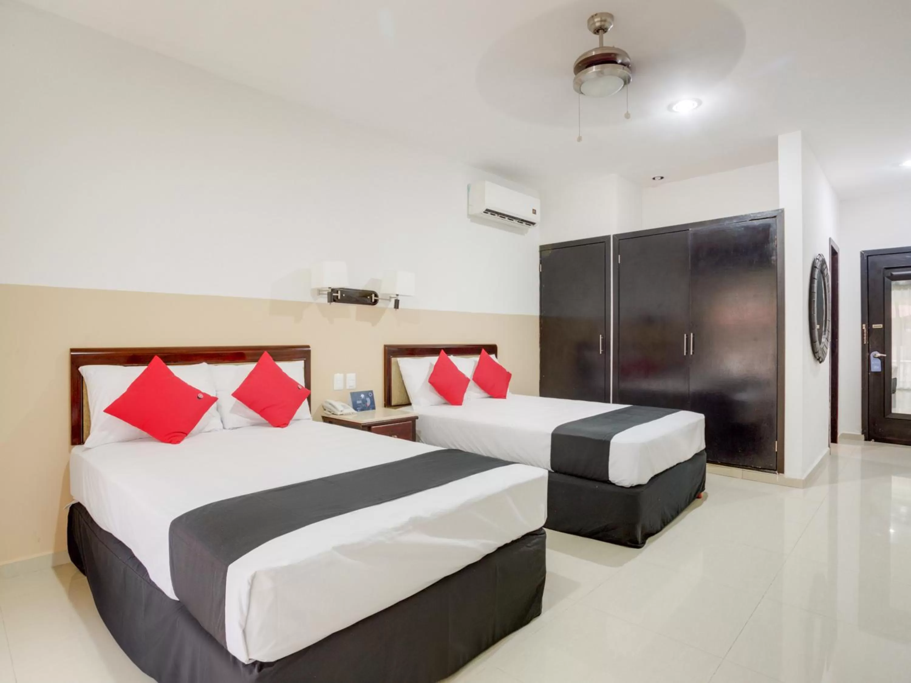 Bedroom, Bed in Hotel Siglo 21 Merida