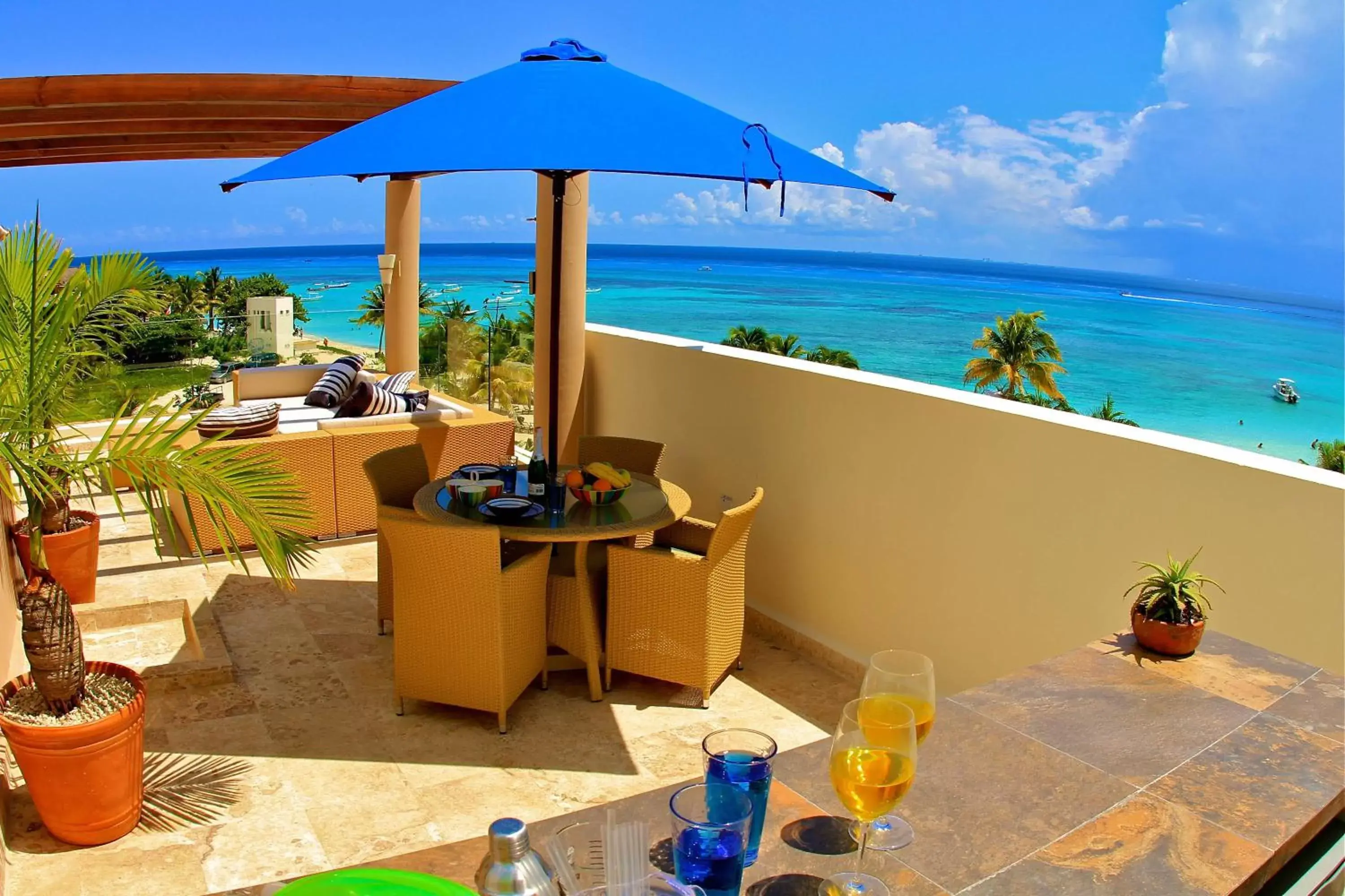 Facade/entrance in The Elements Oceanfront & Beachside Condo Hotel