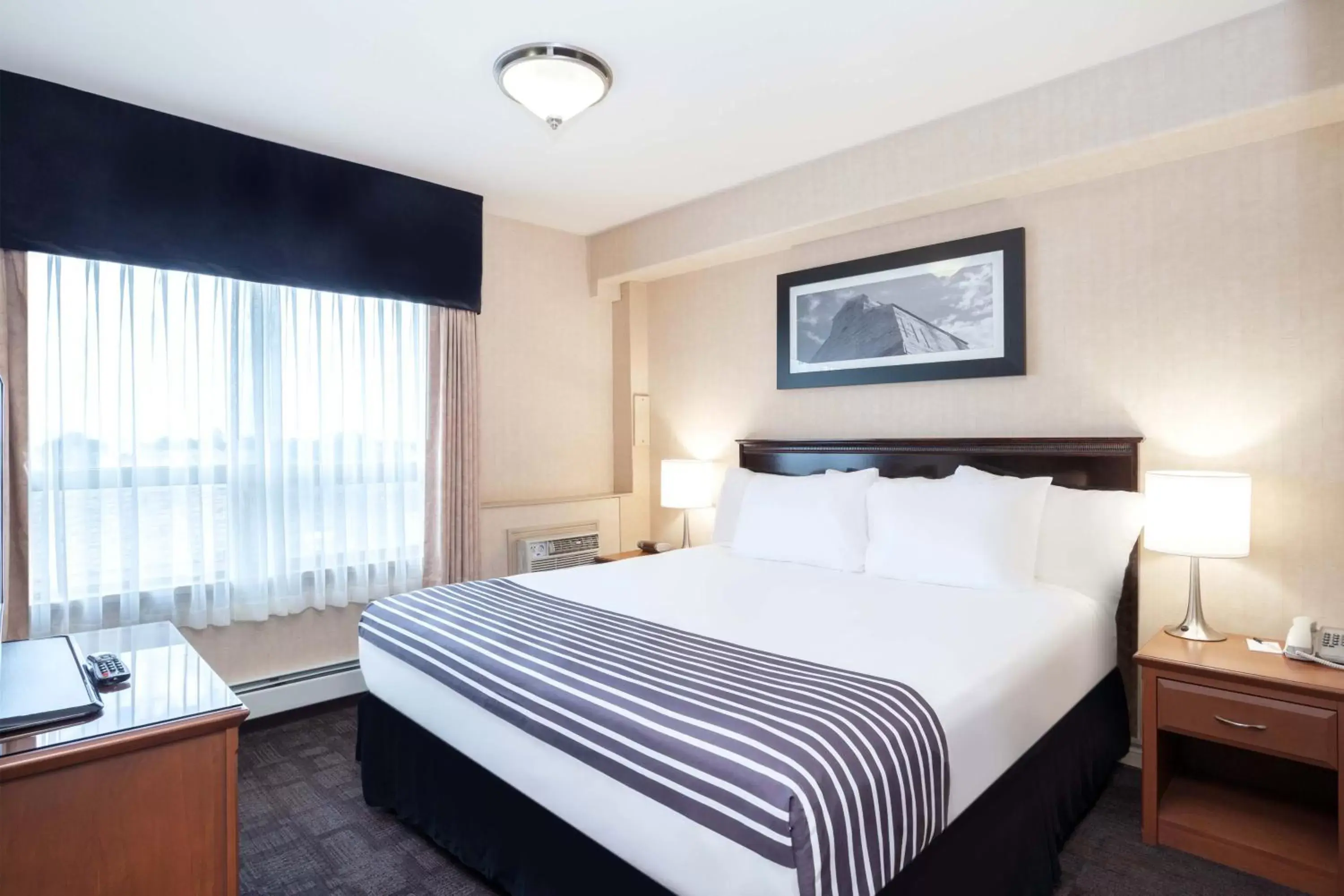 Bedroom, Bed in Sandman Hotel & Suites Regina