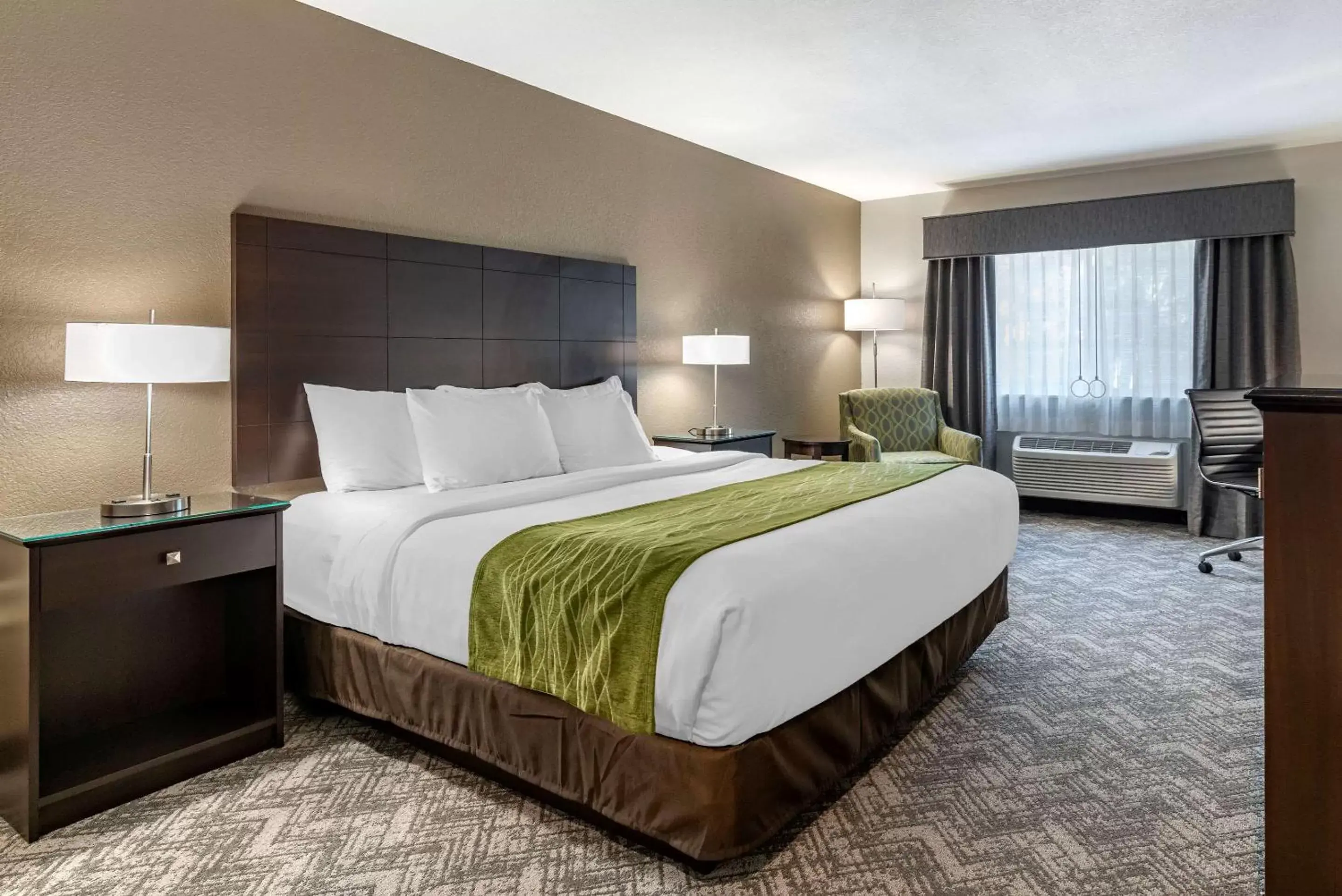 Photo of the whole room, Bed in Comfort Inn & Suites Tualatin - Lake Oswego South