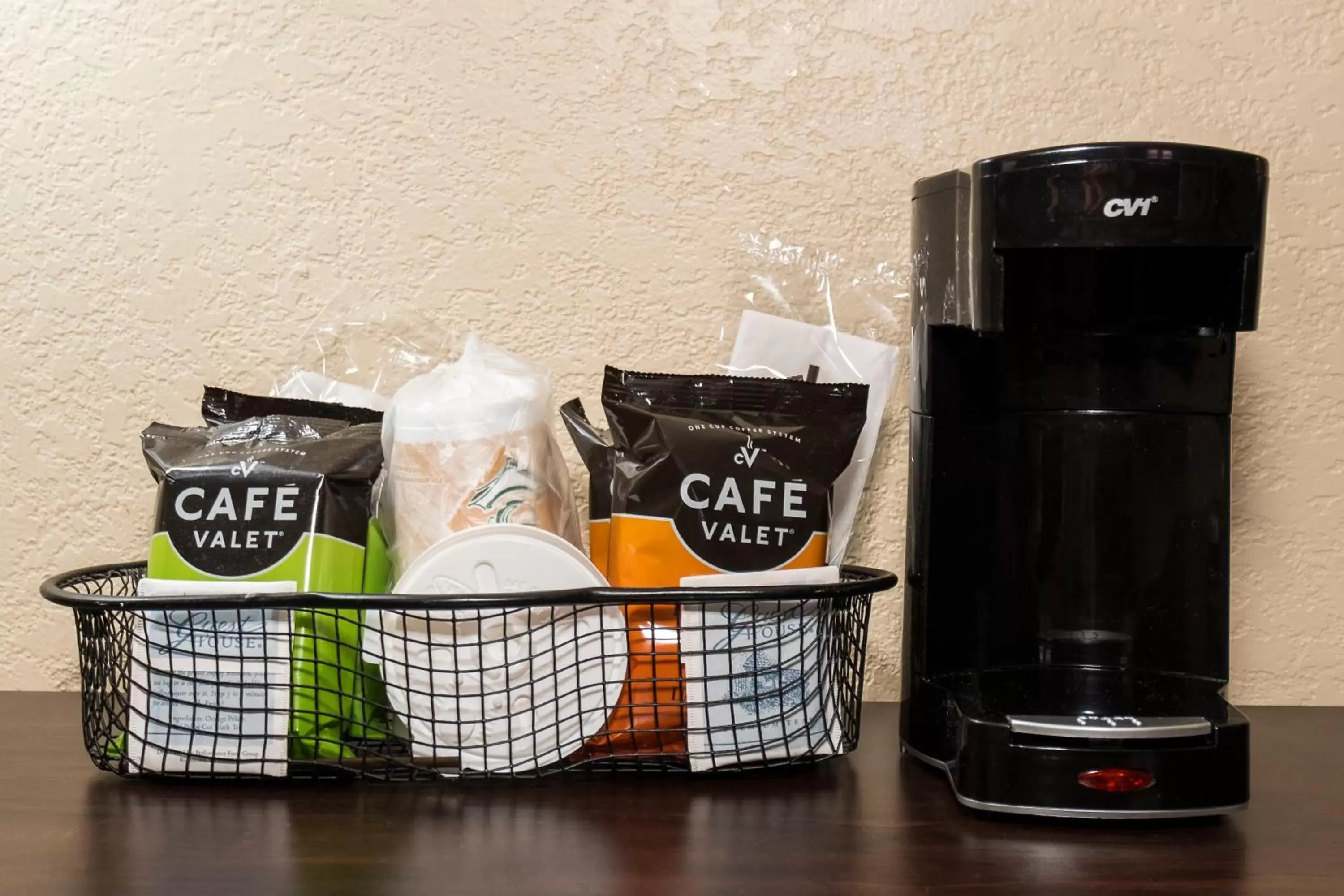 Photo of the whole room, Coffee/Tea Facilities in Red Roof Inn Knoxville Central – Papermill Road