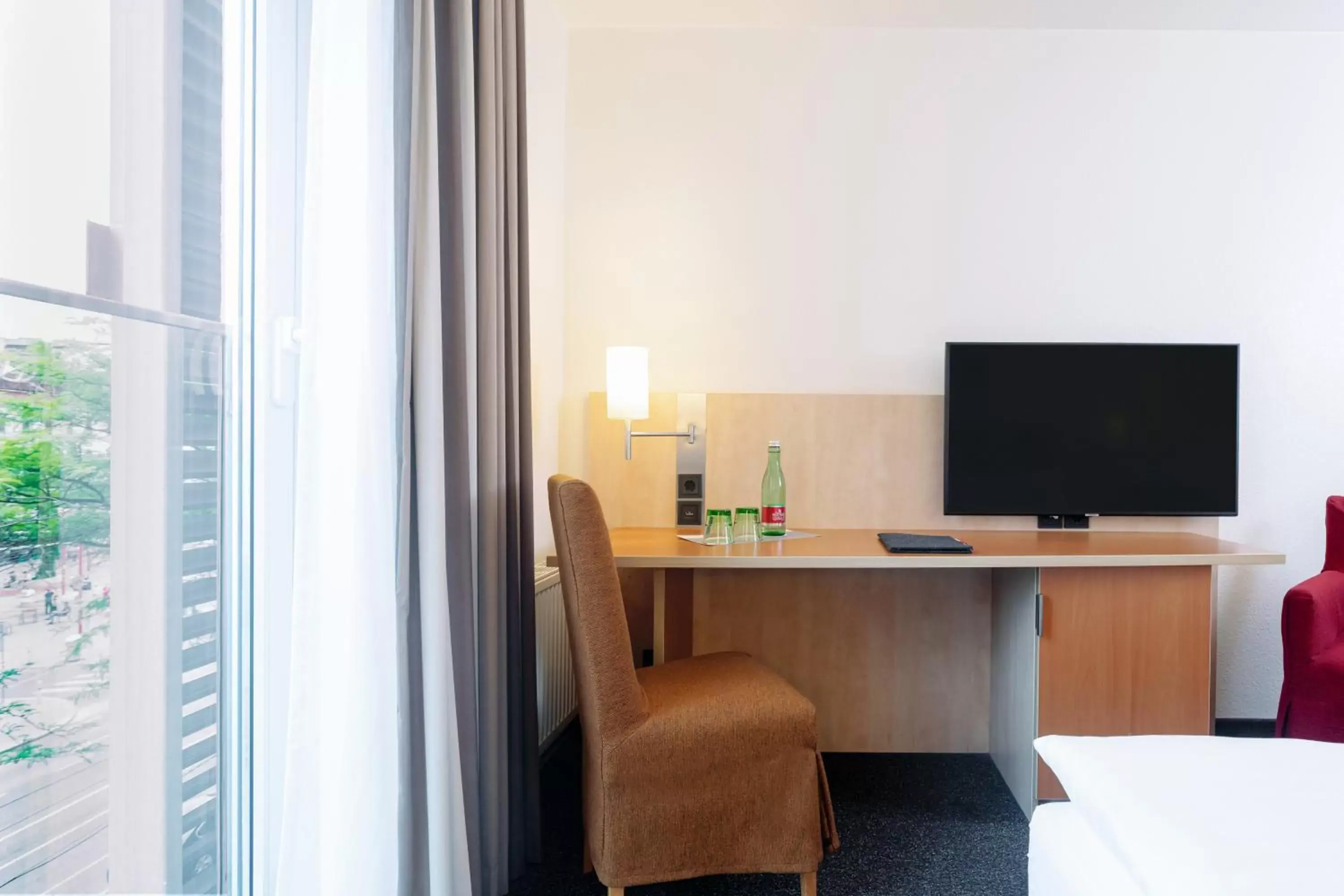 Bedroom, TV/Entertainment Center in IntercityHotel Wien