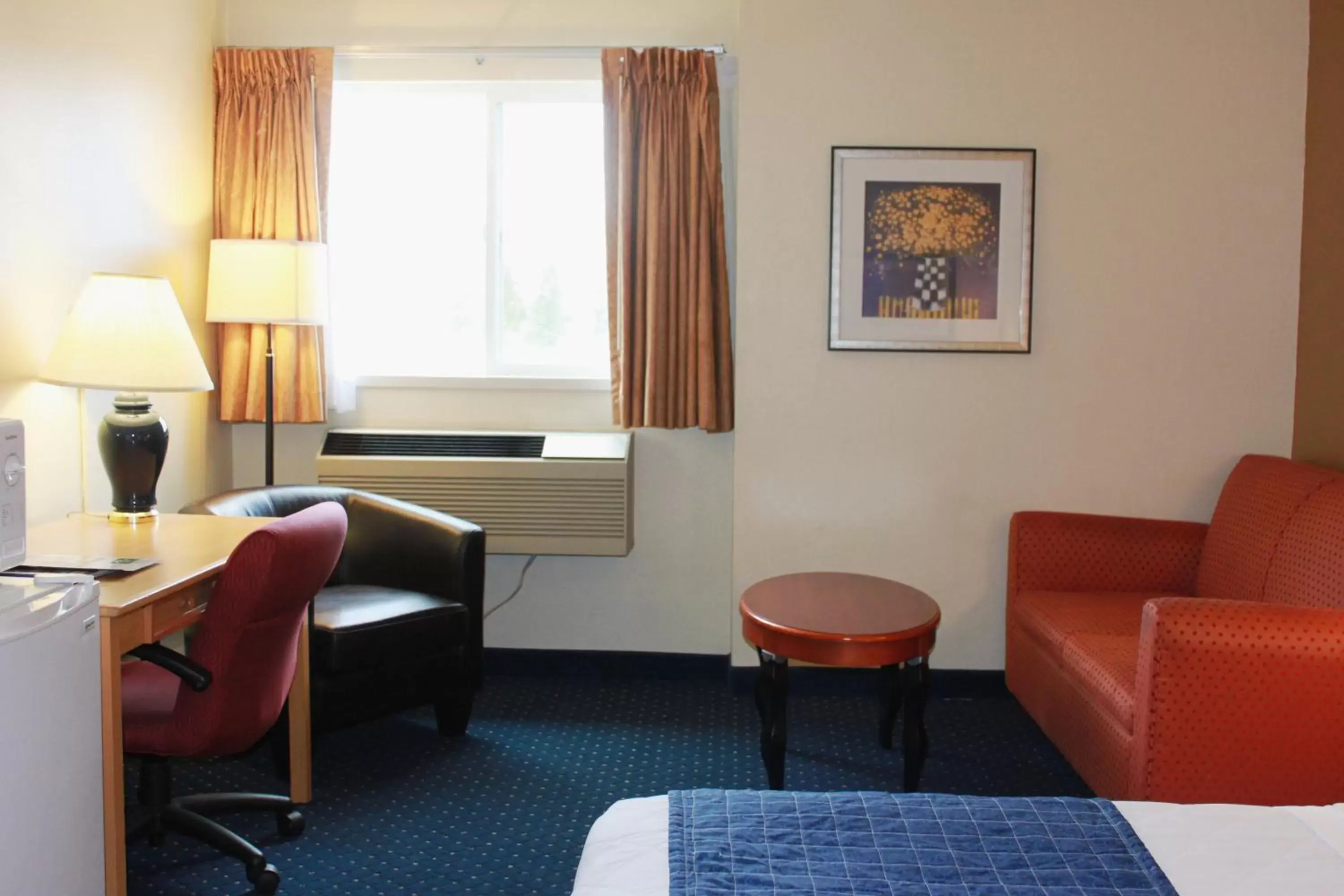 Bedroom, Seating Area in Broadway Inn Conference Center