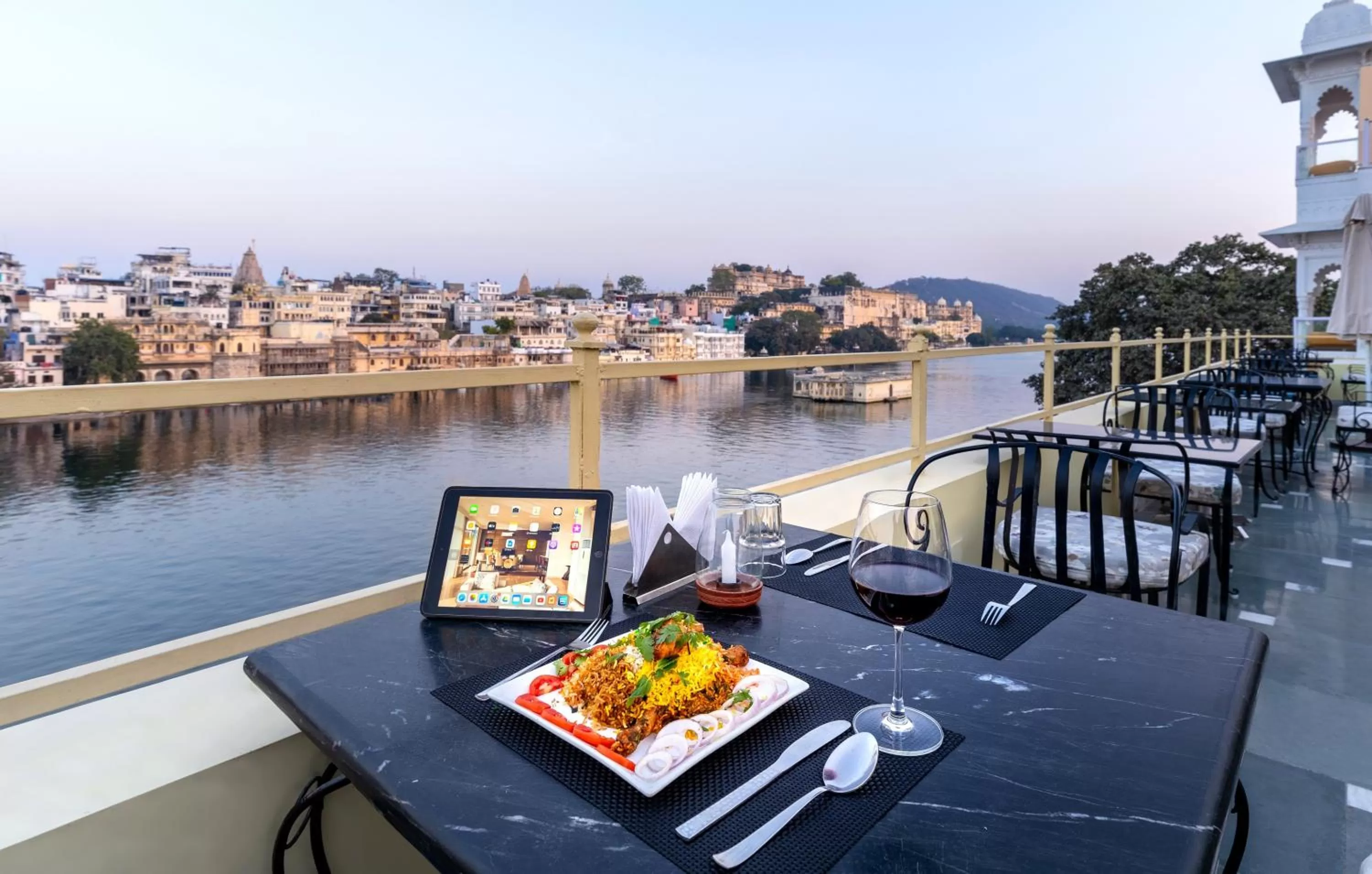 Restaurant/places to eat in Sarovar - Lake Facing Boutique Hotel On Lake Pichola