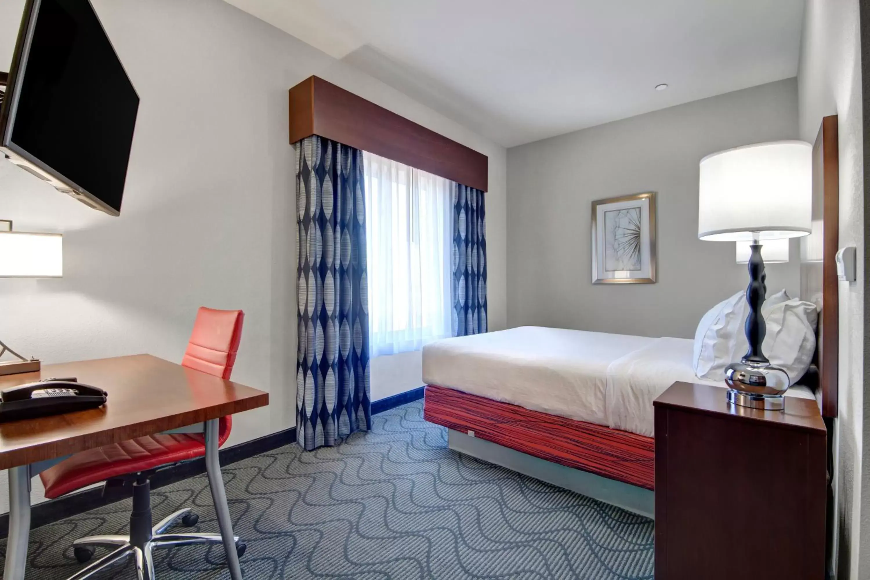 Photo of the whole room, Bed in Holiday Inn Express and Suites Oklahoma City North, an IHG Hotel