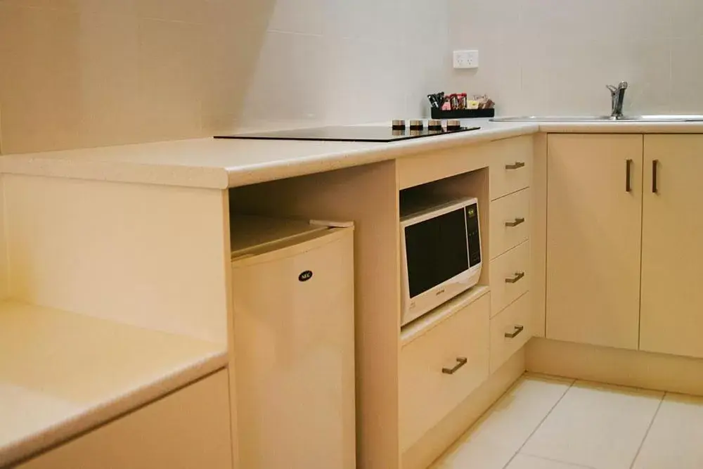 Kitchen or kitchenette, Kitchen/Kitchenette in Footscray Motor Inn and Serviced Apartments