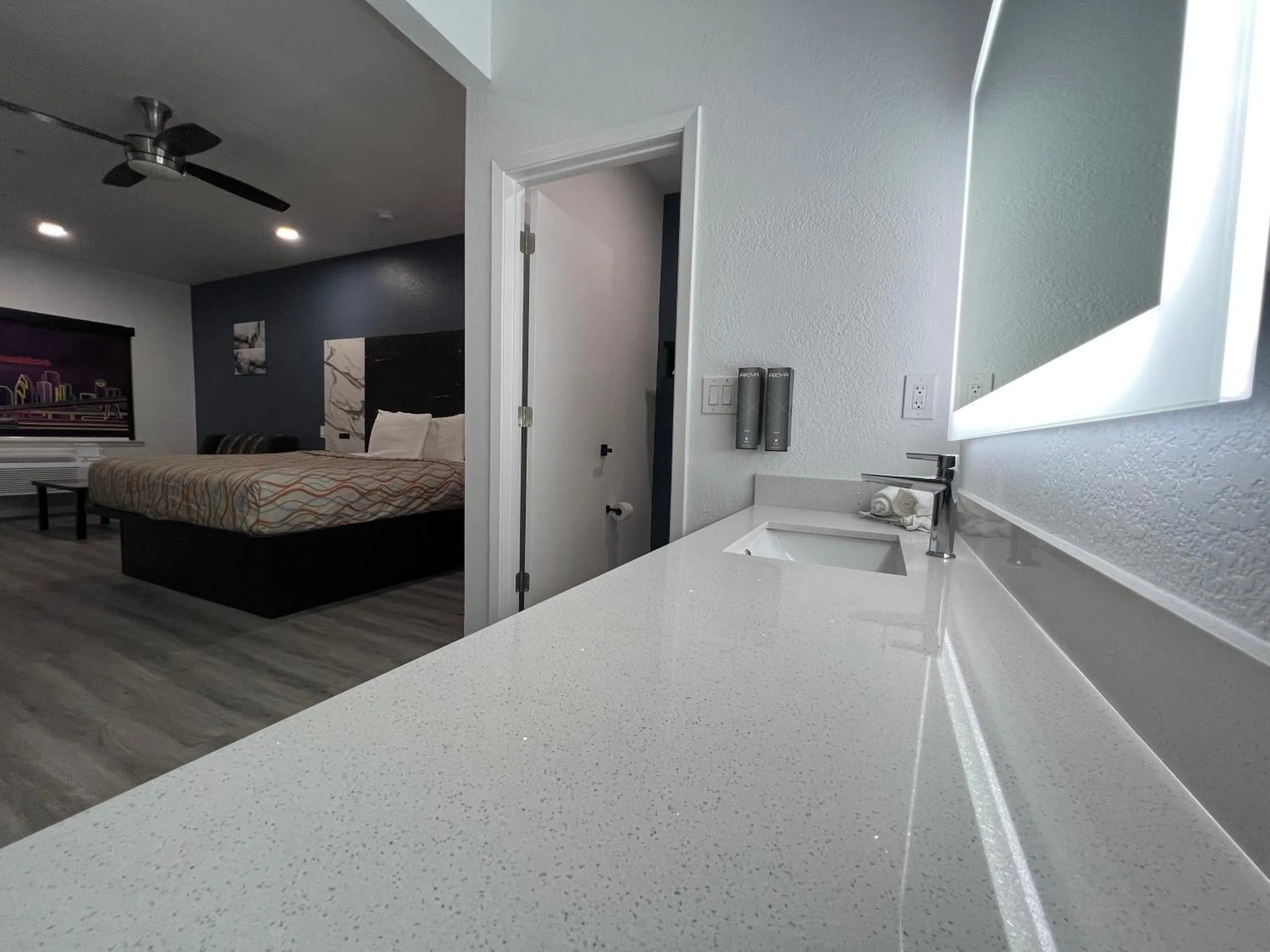 Bathroom, Bed in Grand Villa Inn Galleria