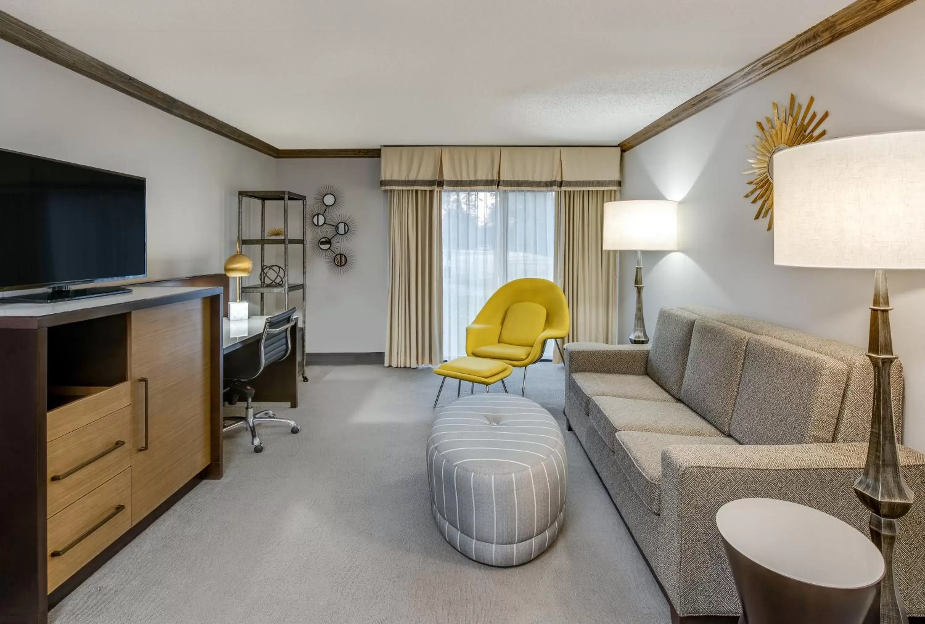 Bedroom, Seating Area in Crowne Plaza Resort Asheville, an IHG Hotel