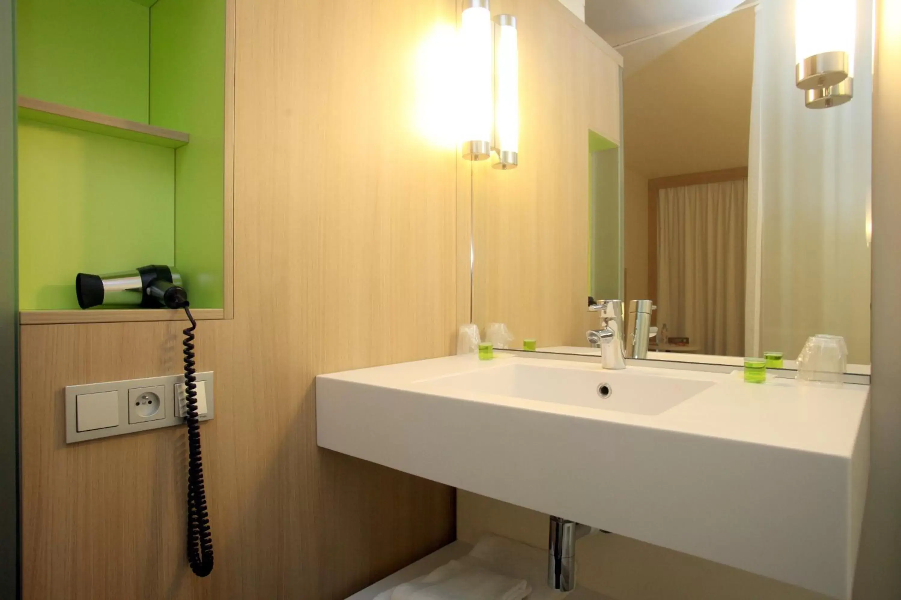 Bathroom in ibis Styles Nantes Reze Aéroport