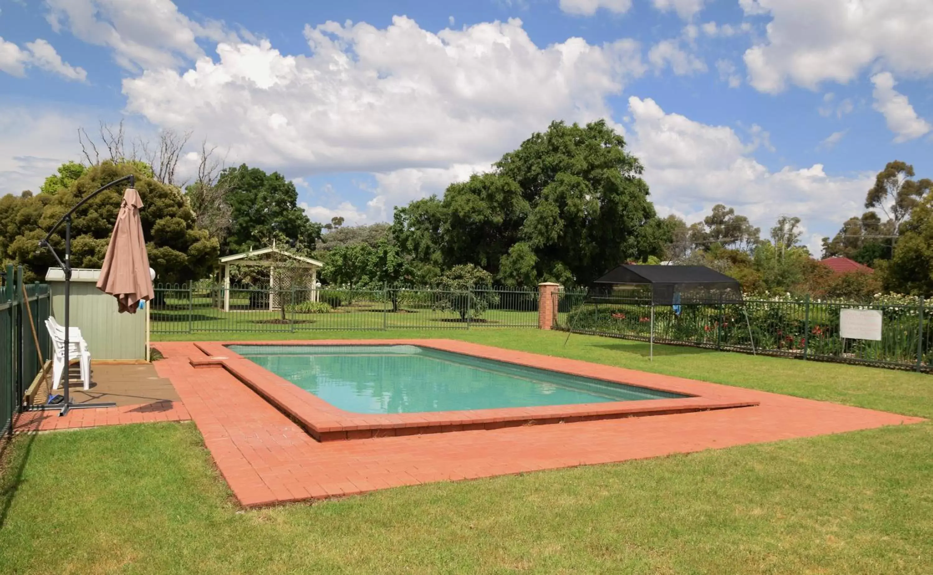 Swimming Pool in Golfview Motor Inn